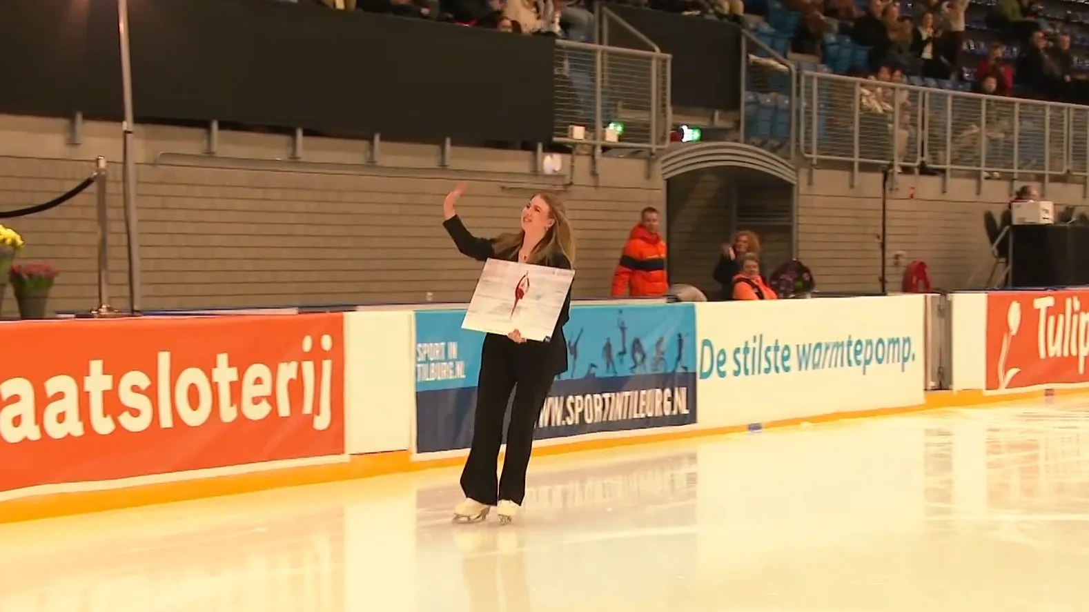 Daverend applaus voor kunstschaatsster Lindsay van Zundert bij afscheid: 'Nu genieten'