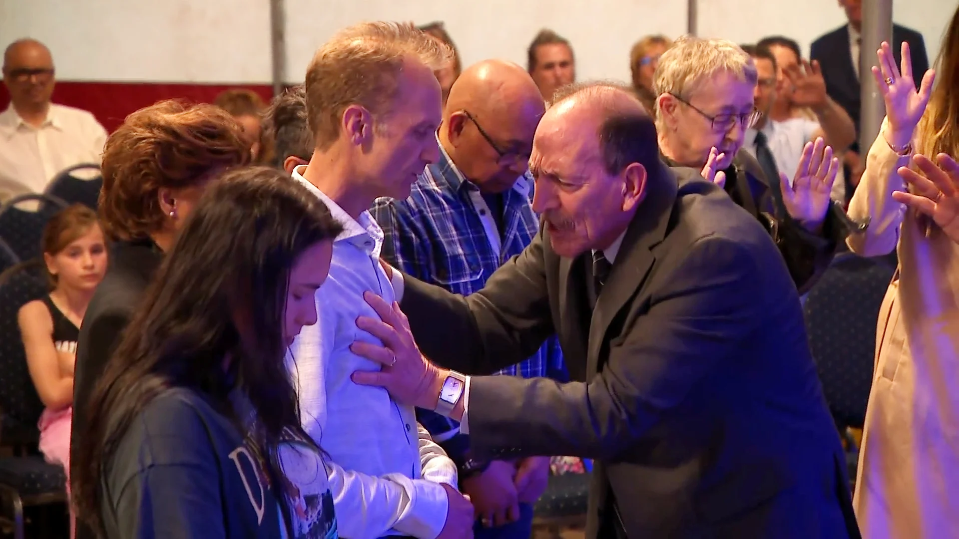 Gebedsgenezingen: laatste hoop op een wonder of pure oplichterij?