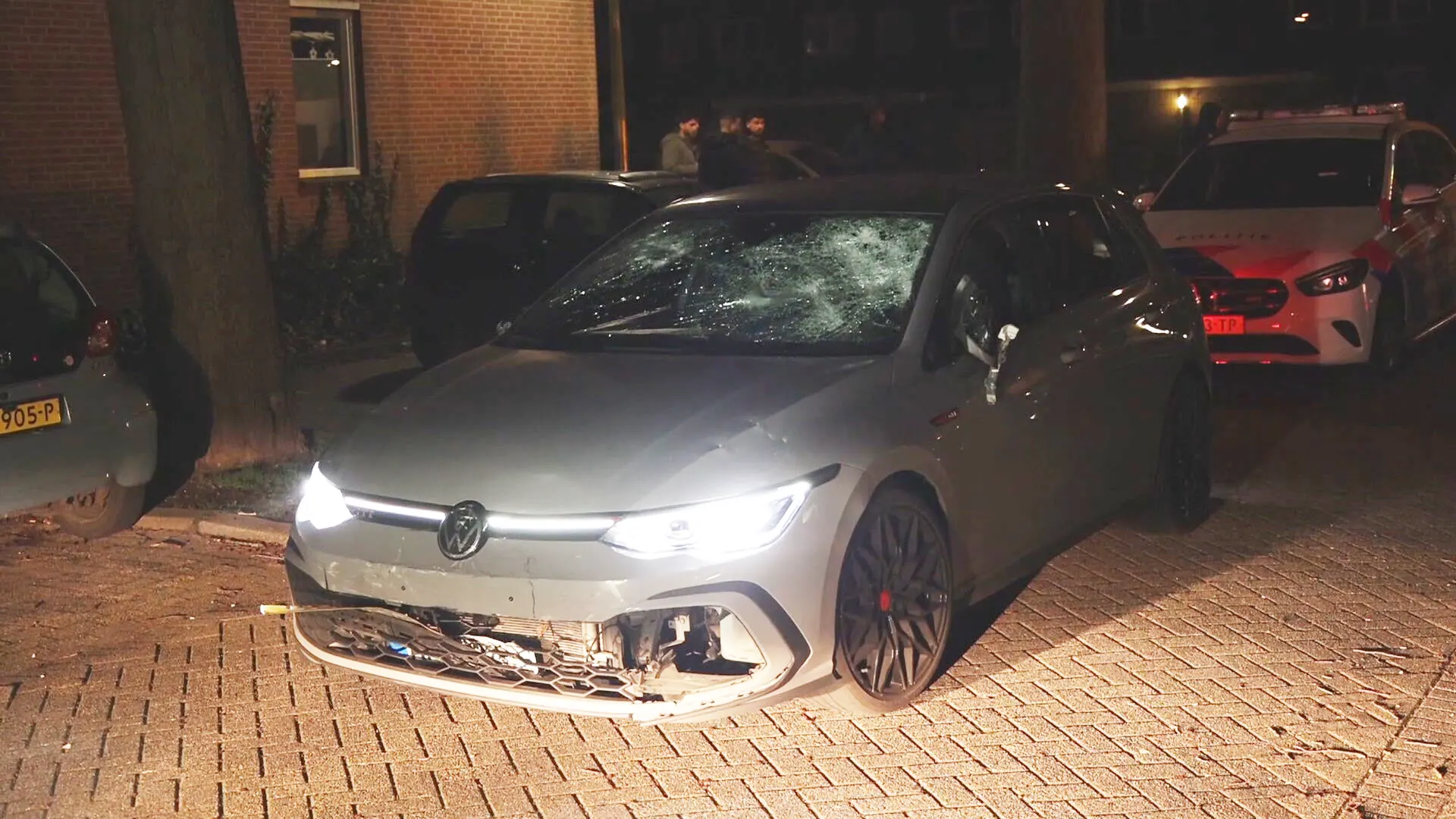 Drie automobilisten zwaar mishandeld, auto met ijzeren pijp en stenen gesloopt