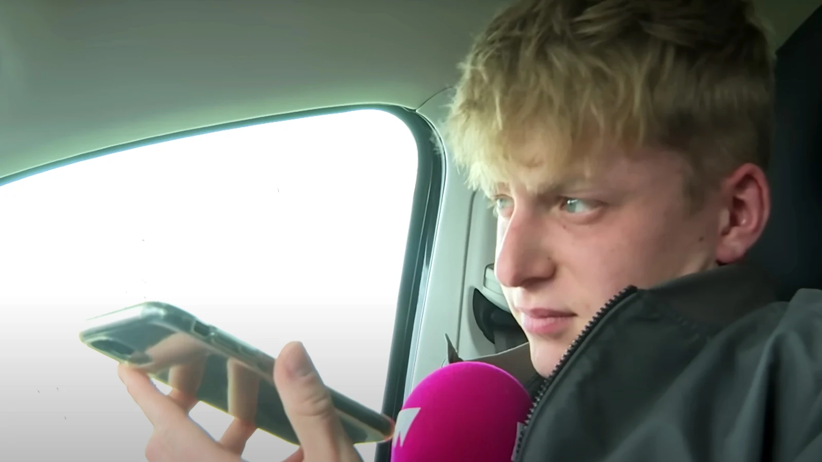 Horrorfokker Eersel valt PowNed-verslaggever aan, beukt met microfoon op auto