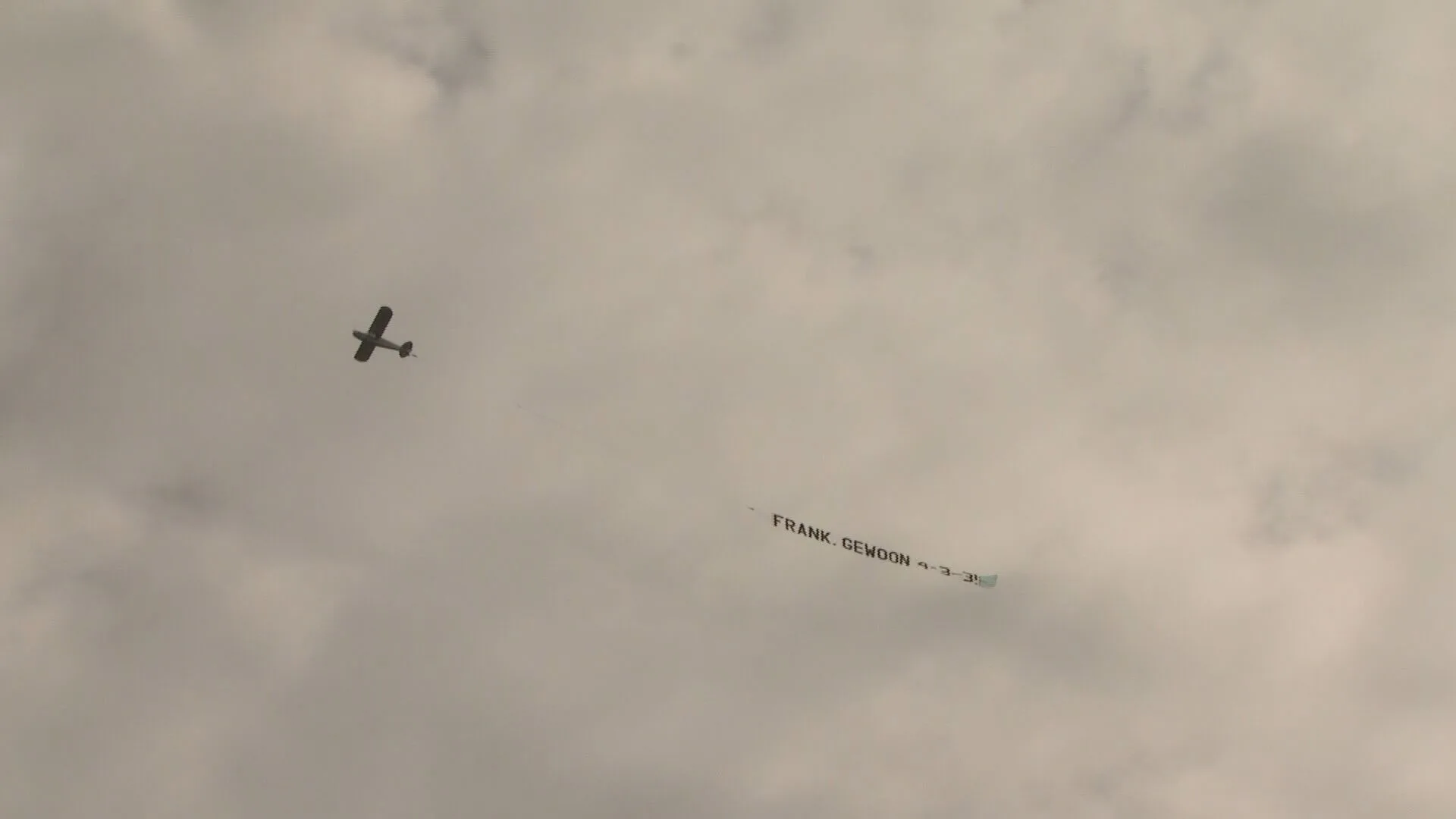 Oranjefans laten vliegtuigje boven bondscoach cirkelen: 'Frank, gewoon 4-3-3!'