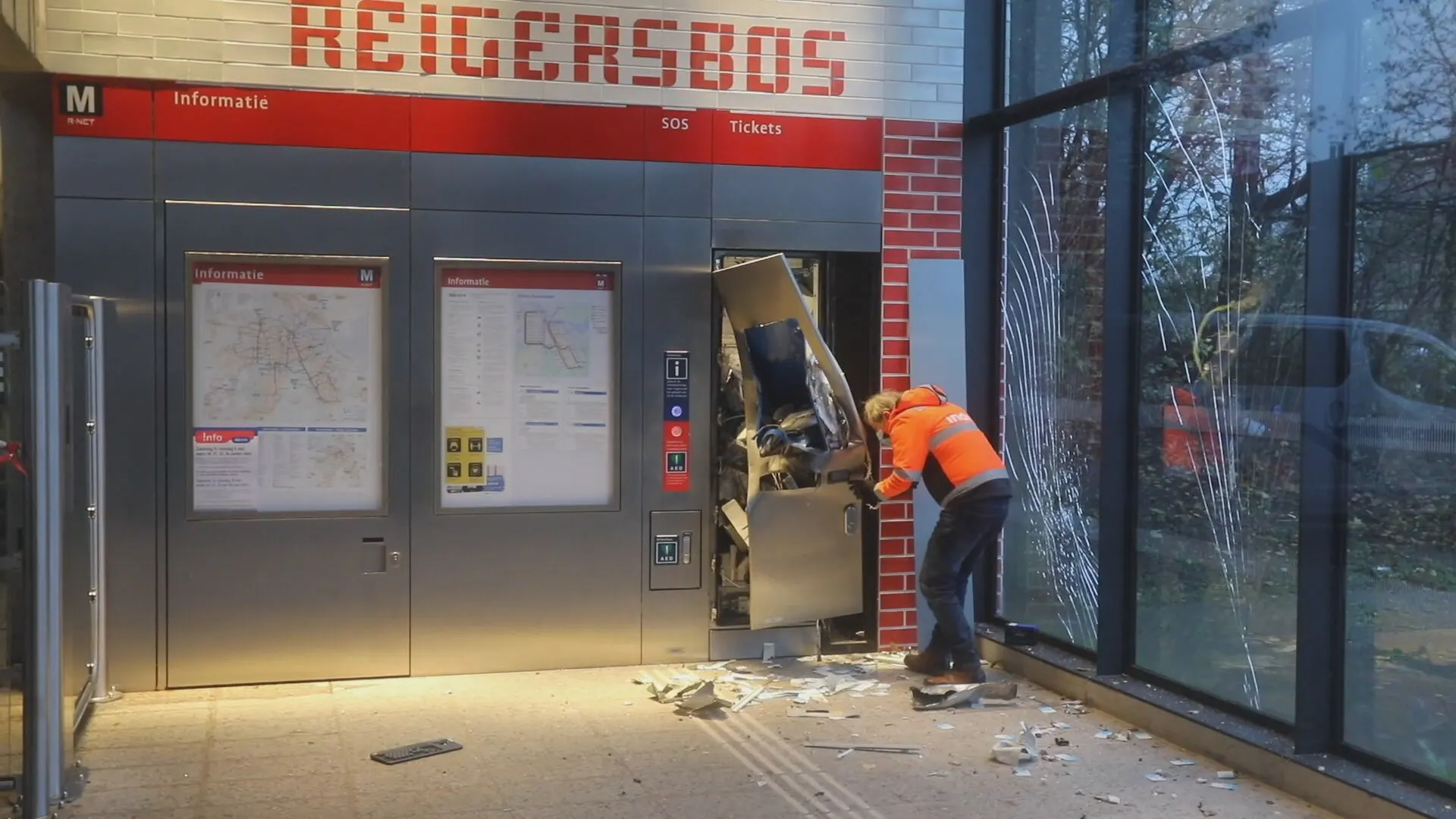 Zware explosie in Amsterdams metrostation, kaartjesautomaat opgeblazen