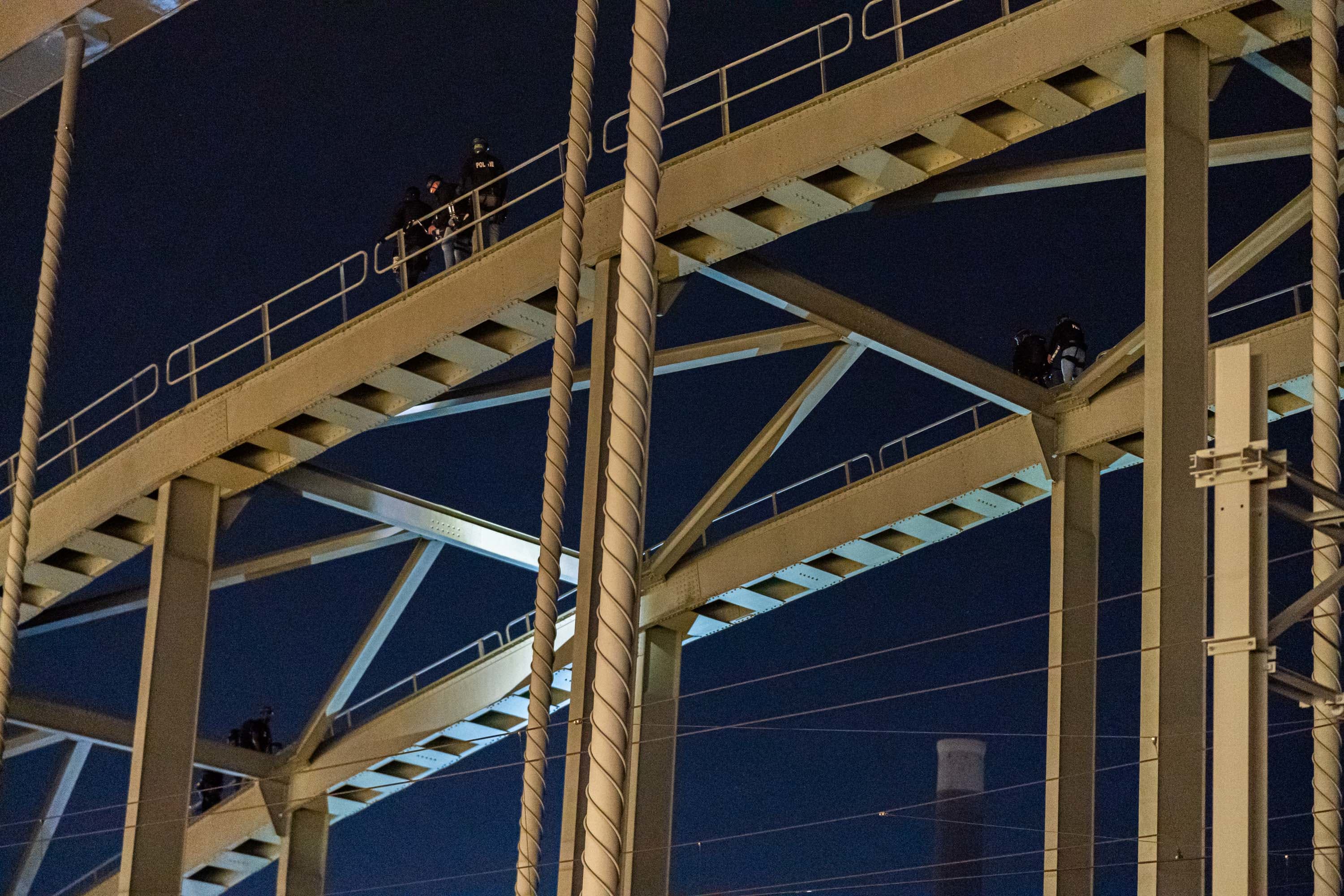 Man valt van spoorbrug tijdens politieactie in Utrecht