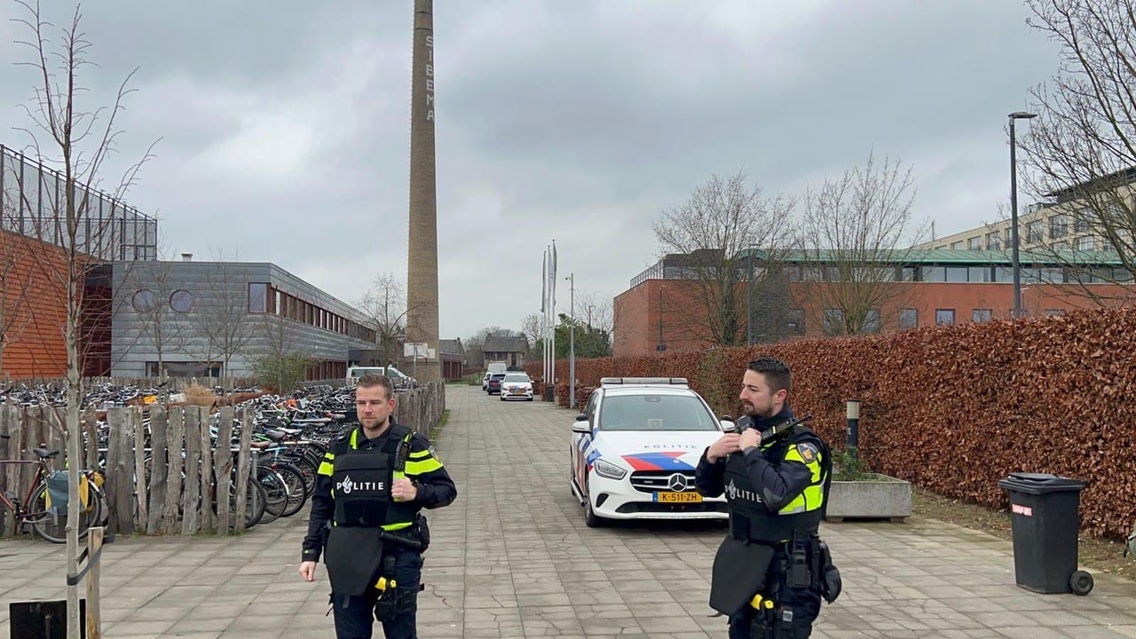 Twee leerlingen middelbare school Maastricht aangehouden na vondst nepvuurwapens