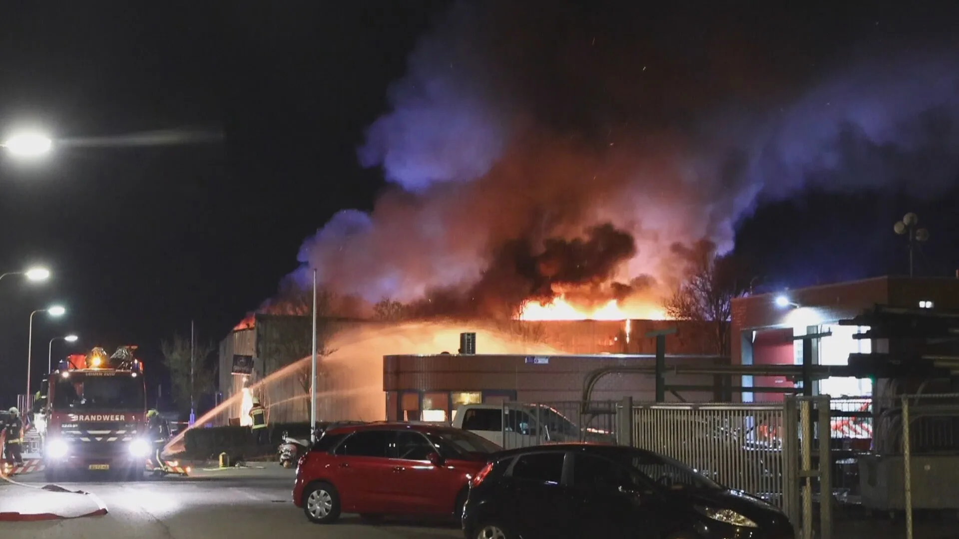 Uitslaande brand in fietsenwinkel in Valkenburg, brandweer probeert overslag naar eigen kazerne te voorkomen