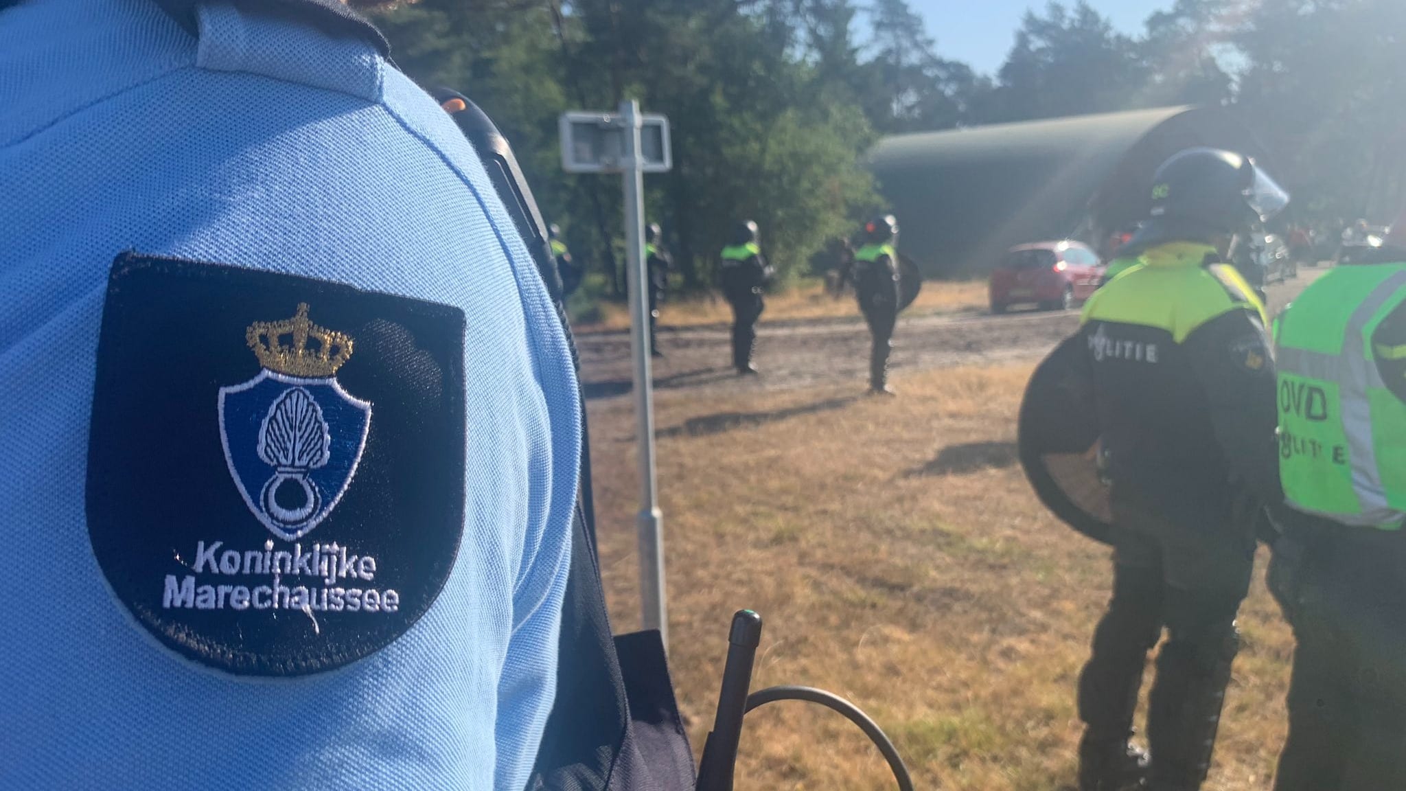 Aanhoudingen na illegale rave op militair terrein in 't Harde, vrouw valt agent aan