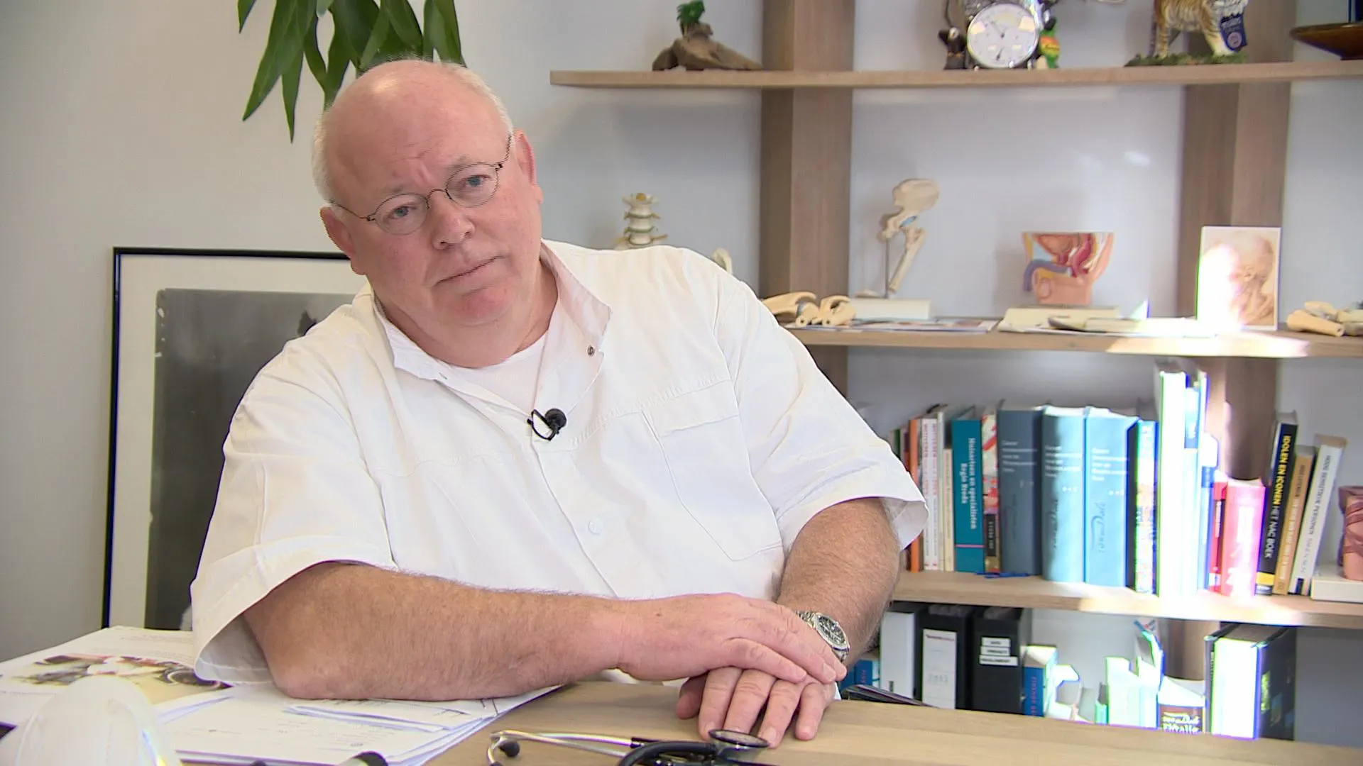 Huisarts Nikkels blijft doorprikken met AstraZeneca: 'Het is oorlog'