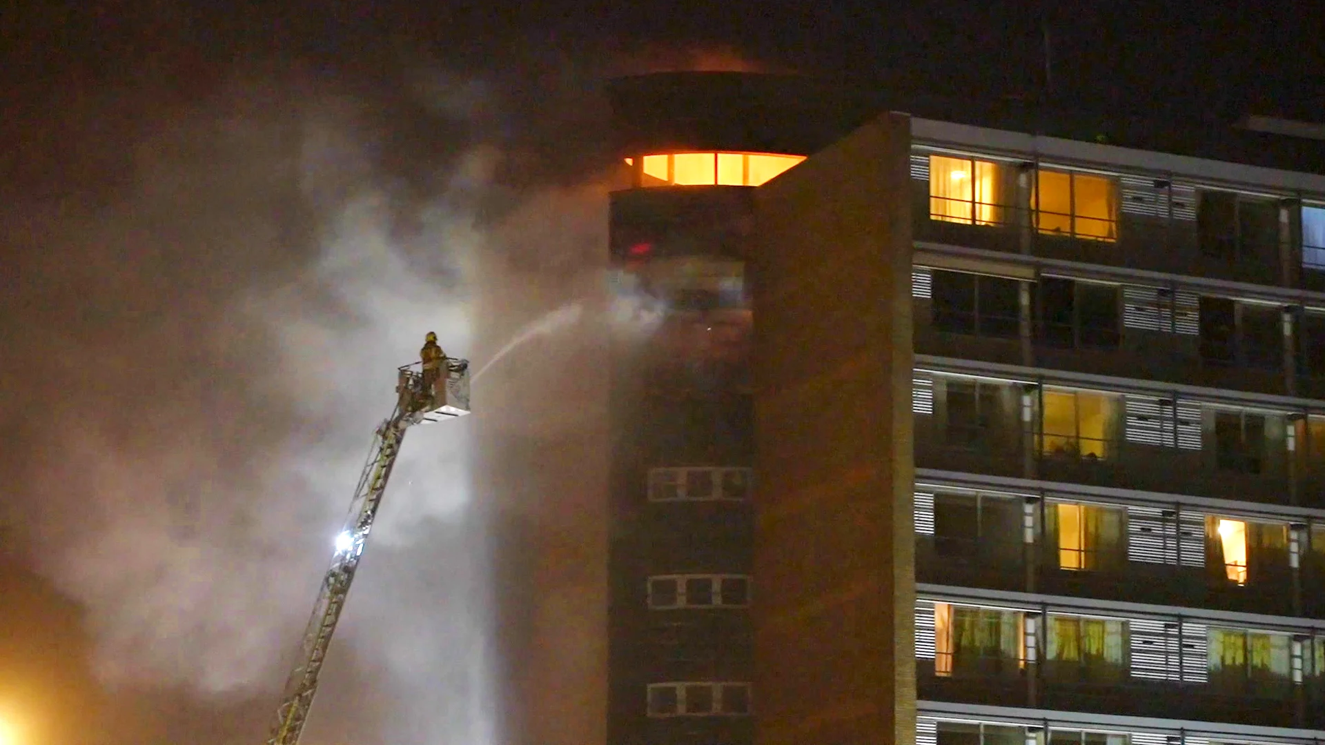 Vier verdiepingen flat Dordrecht onbewoonbaar door felle brand 