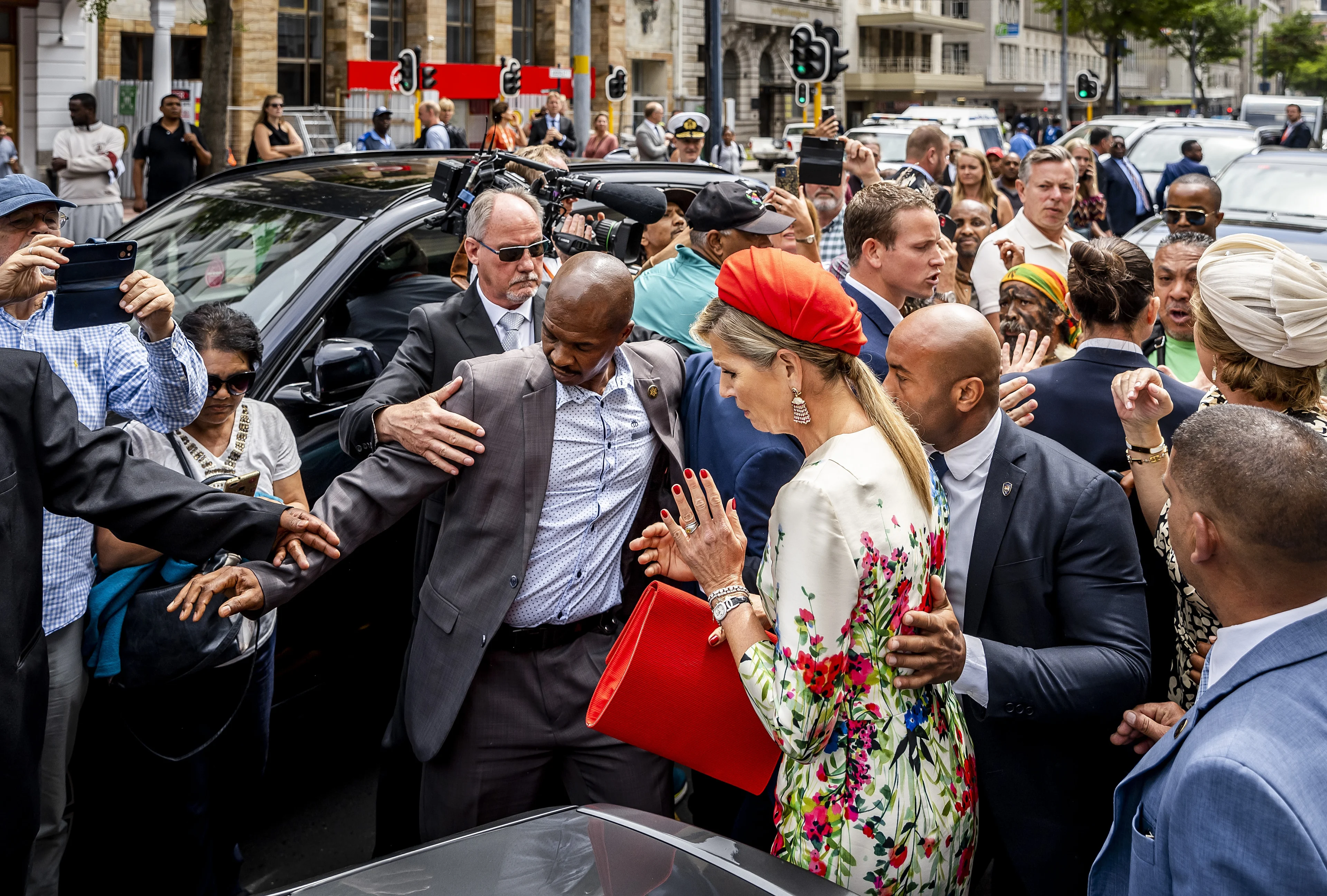 Koningspaar moet auto in om woedende demonstranten in Kaapstad