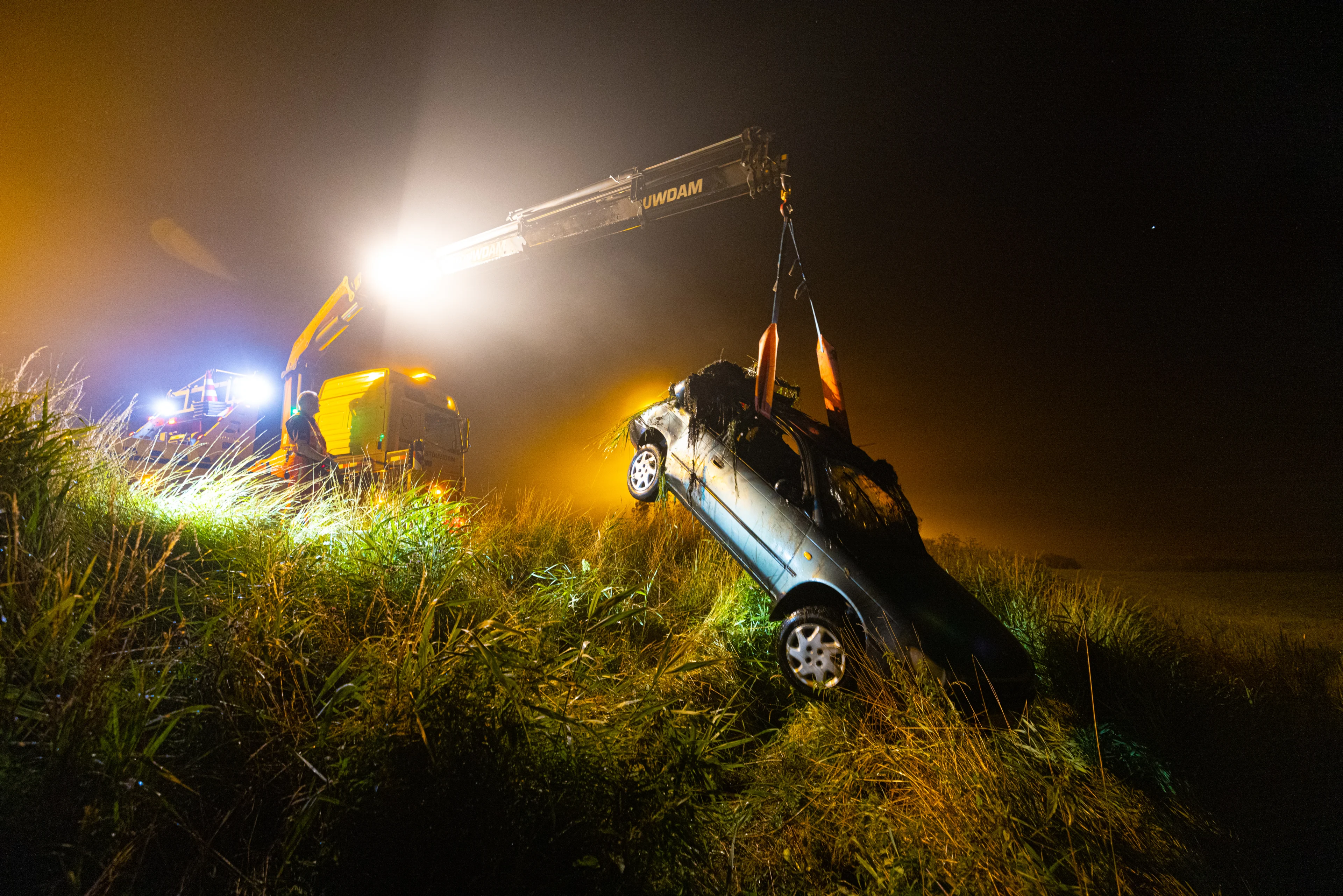 Brandweer zoekt met man en macht naar bestuurder van auto in water langs N50