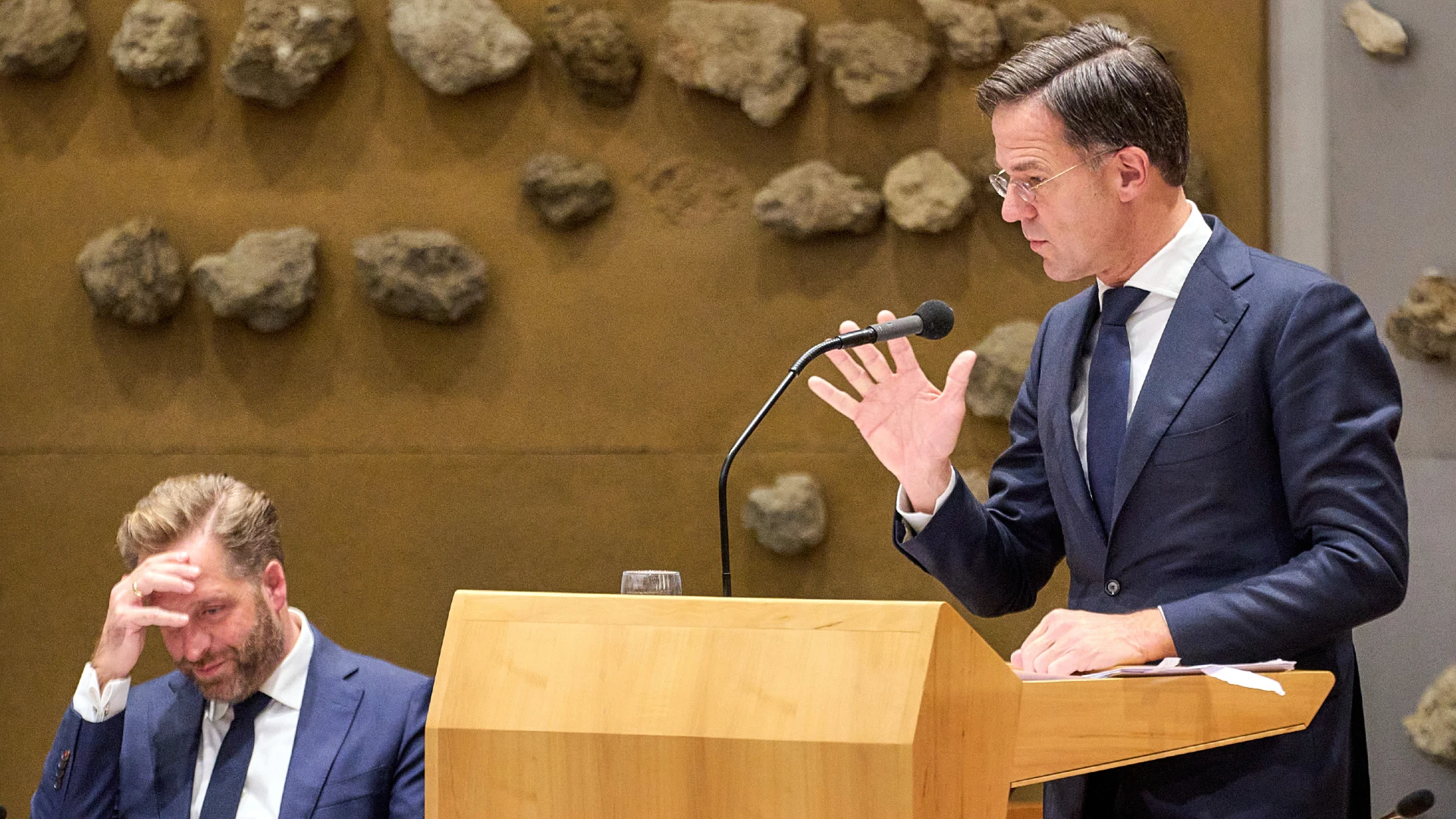 Oeps! Geeft Rutte per ongeluk een geheimpje over De Jonge prijs? 