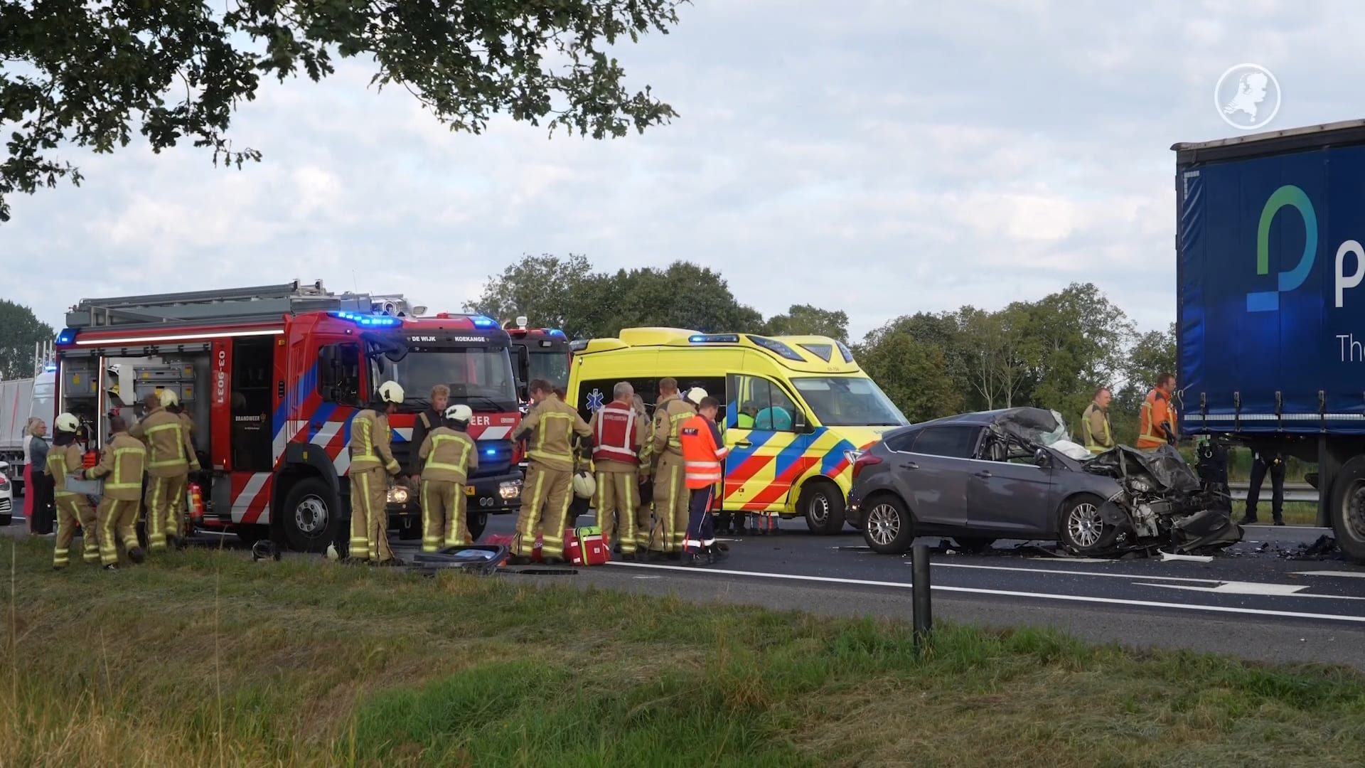 Dode bij botsing tussen auto en vrachtwagen op A28 bij Veeningen