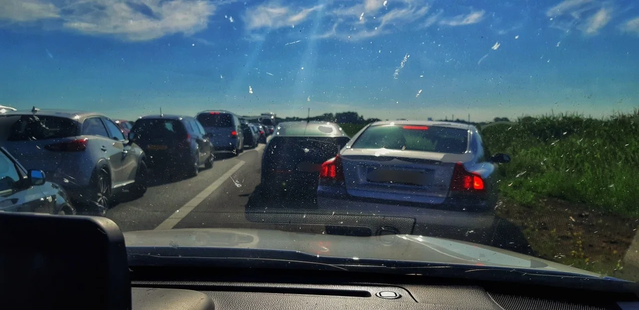 Tientallen auto's op vluchtstrook blokkeren hulpverleners op A59
