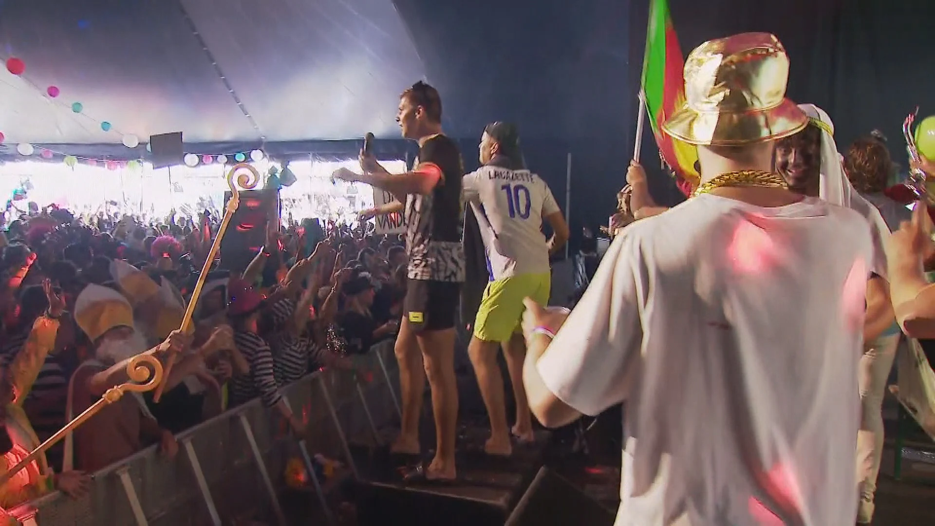 Volendammers gaan uit hun dak op nieuwe hit Blikkendag: 'Te gek voor woorden'