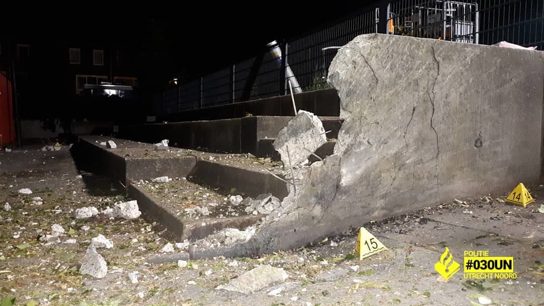 Explosie in Utrecht: huizen beschadigd, betonnen muur aan gort
