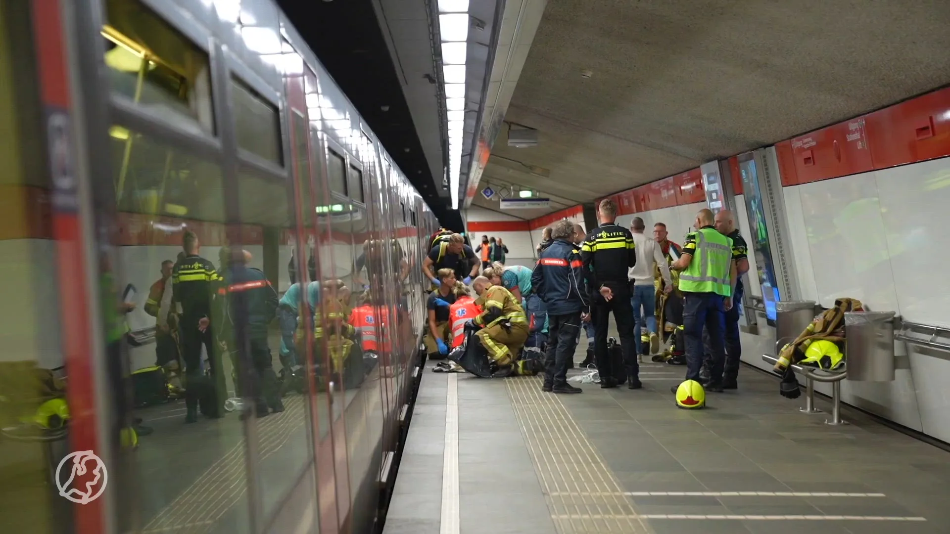 Man zit vast met been tussen metro en perron in Rotterdam