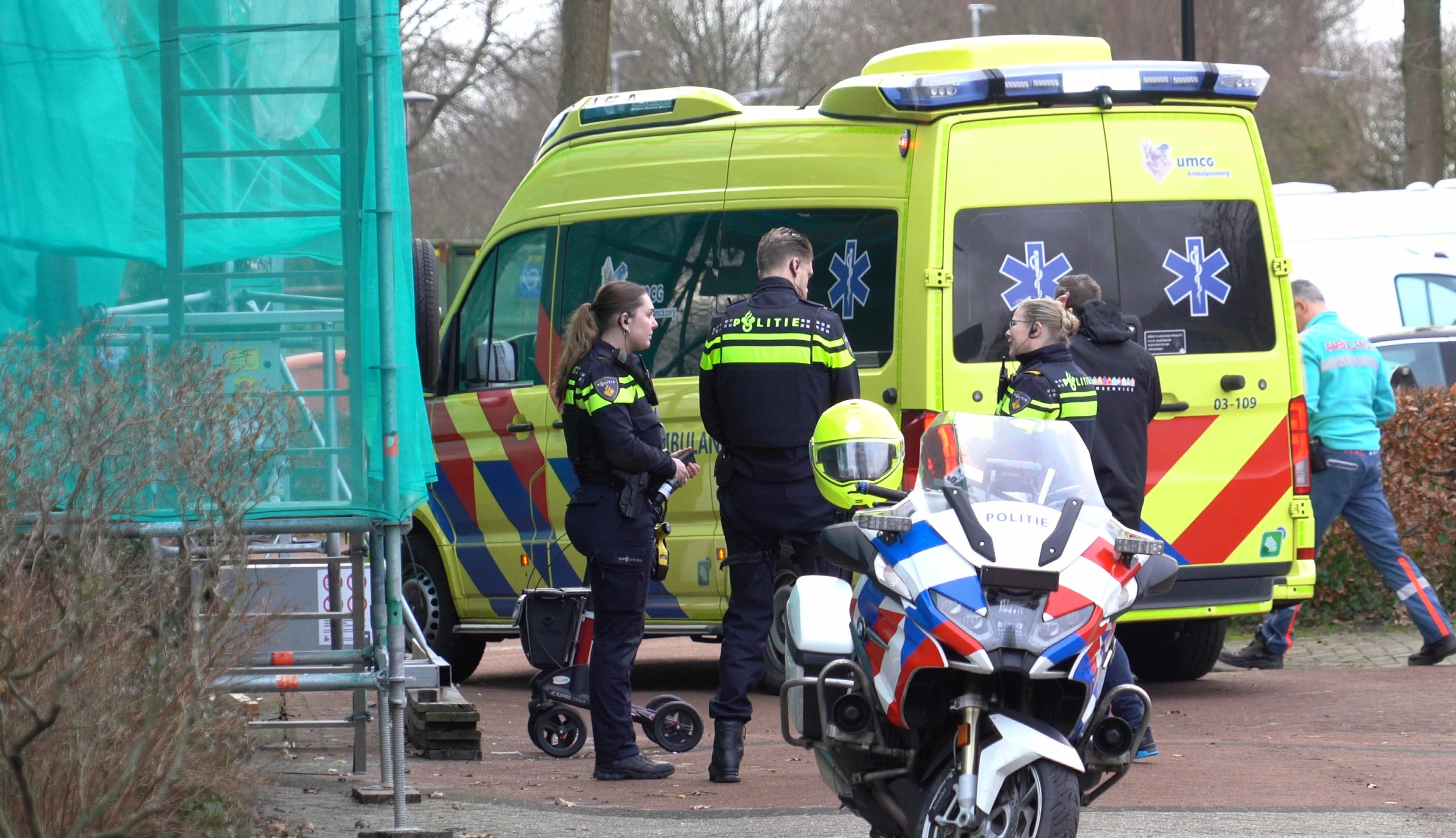 Automobilist rijdt vrouw met rollator aan en gaat ervandoor