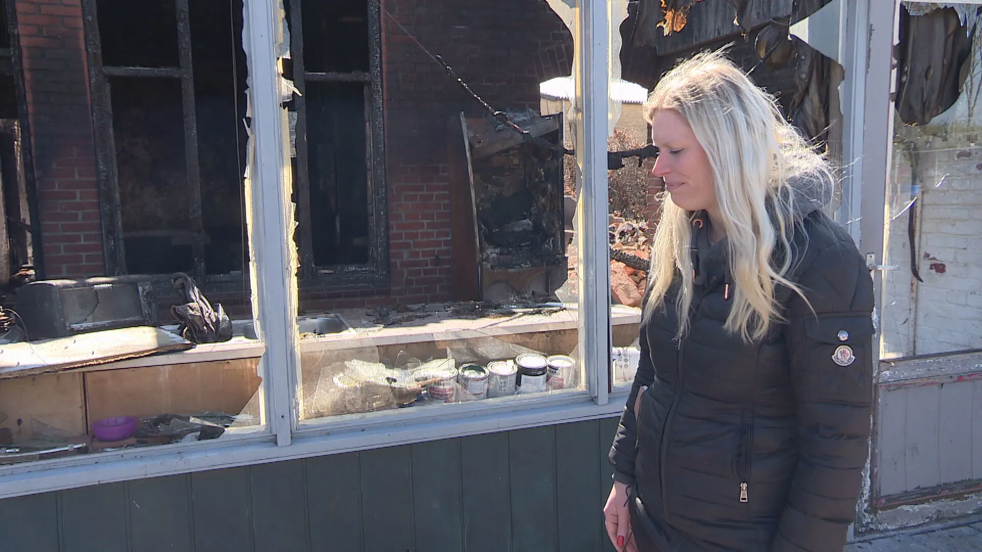 Angela's gezin op straat nadat haar huis volledig afbrandde: 'We zijn alles kwijt'