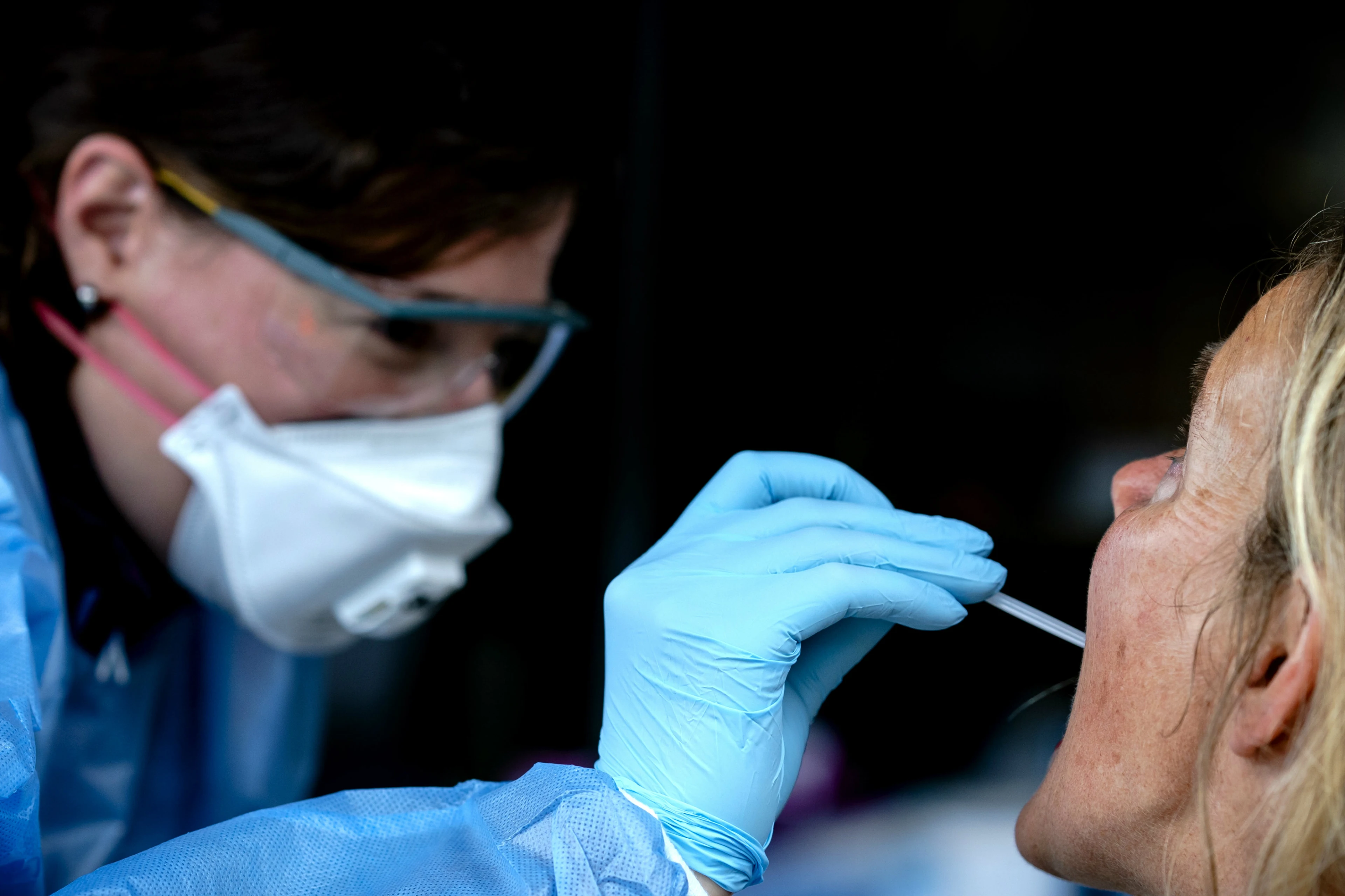 Lichte daling in aantal nieuwe coronagevallen, wel meer mensen overleden aan virus