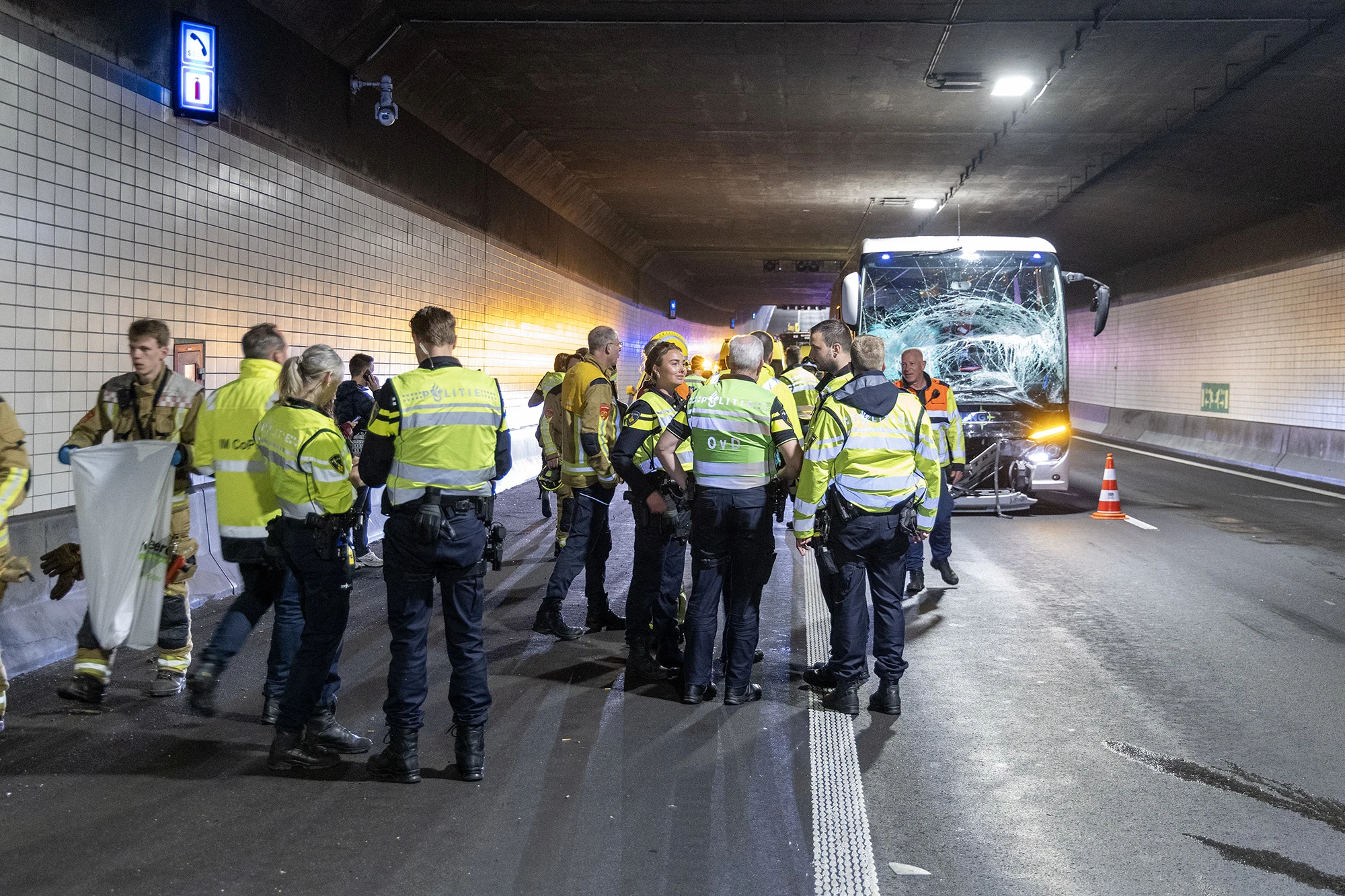 Bussen met AZ-fans botsen op weg naar finale: meerdere gewonden