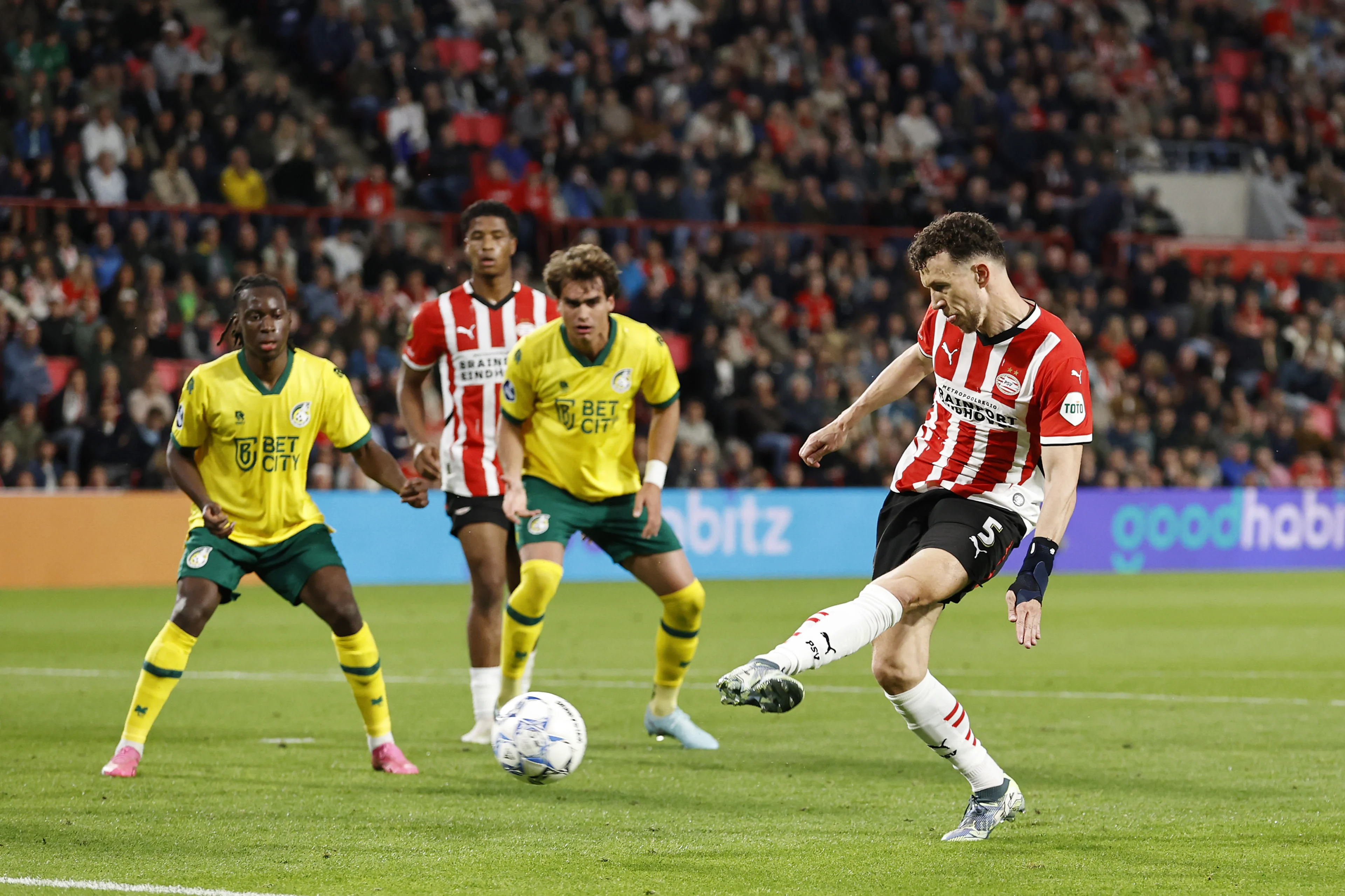 PSV houdt hoop op titel met simpele zege op Fortuna Sittard