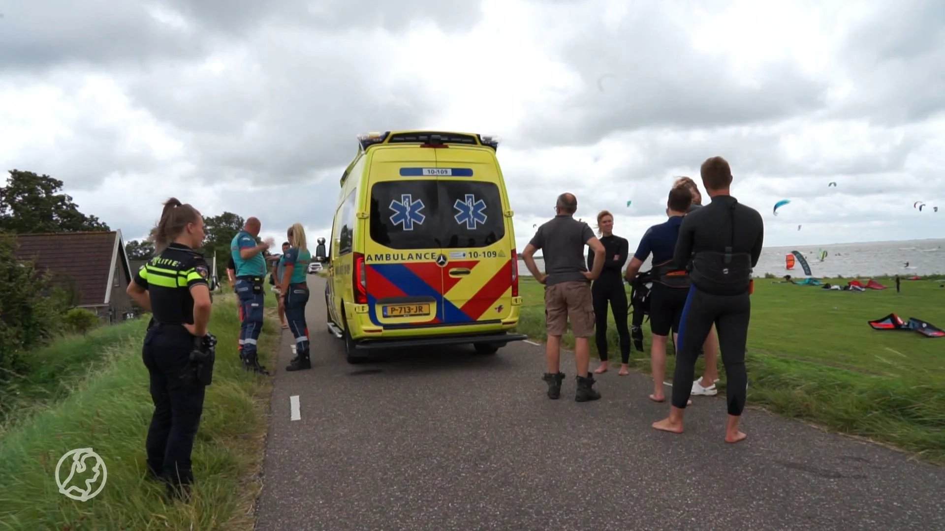 Kitesurfer botst na vlucht over land tegen schuur en raakt gewond