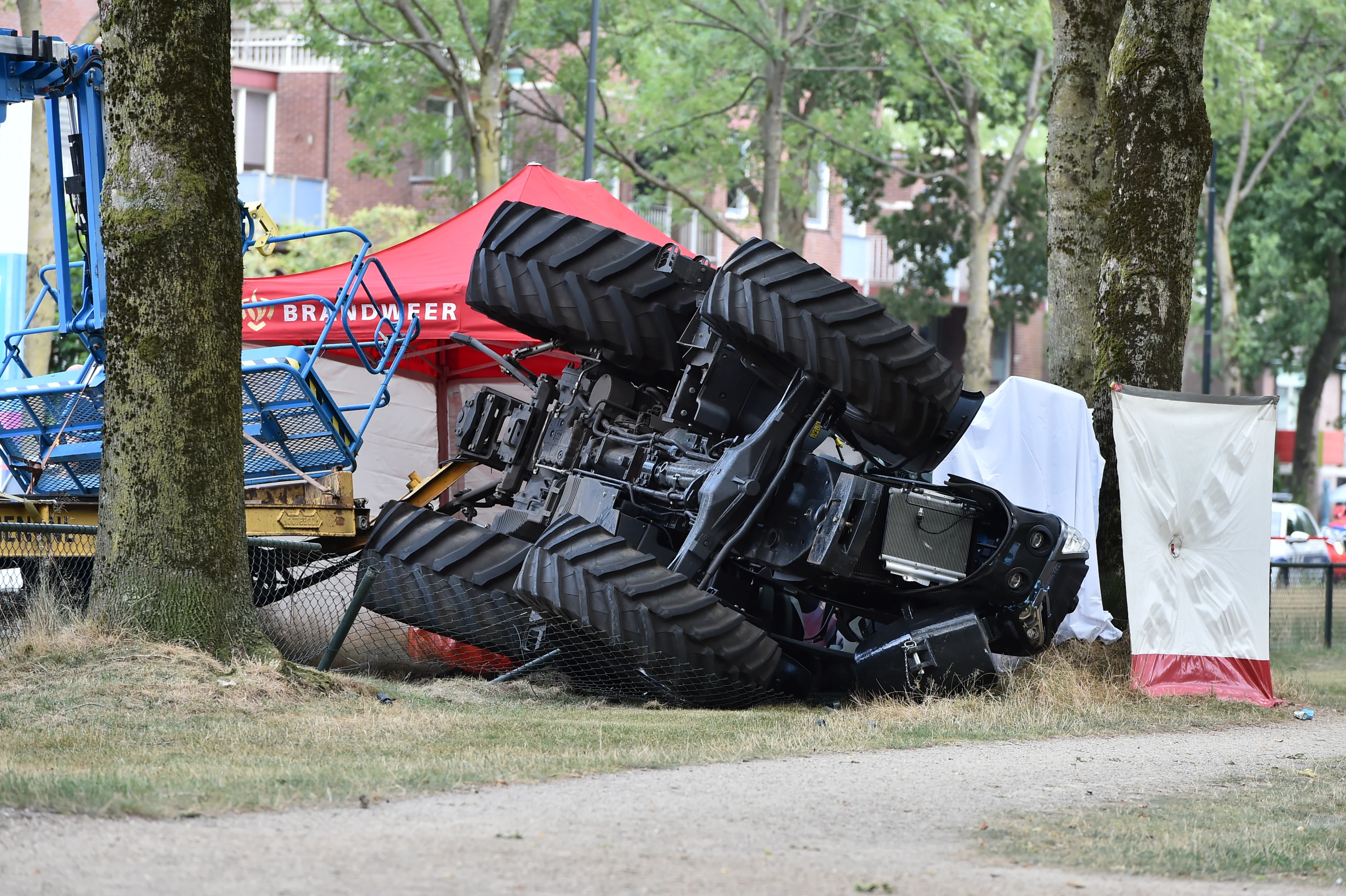 Man (26) uit Bathmen overleden na ernstig ongeluk met trekker in Apeldoorn