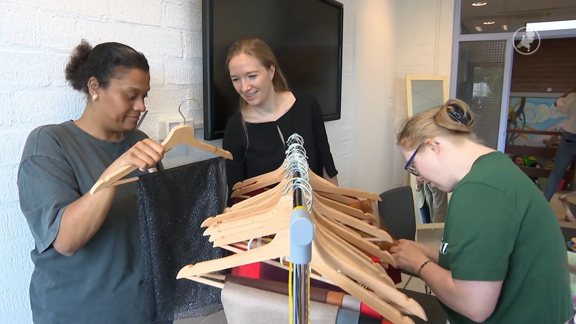 Mensen met beperking maken hoedje voor staatssecretaris op Prinsjesdag