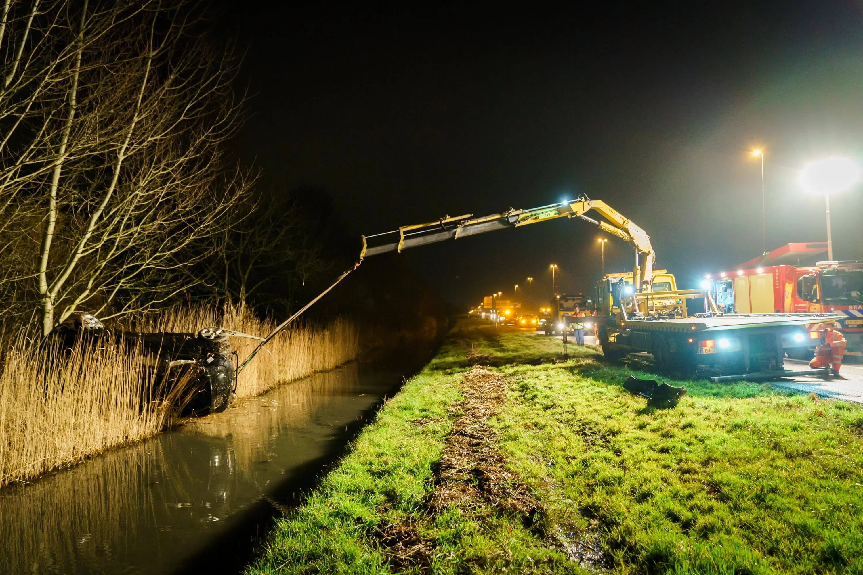 Auto vliegt over sloot bij bizar ongeluk A2 Nieuwegein