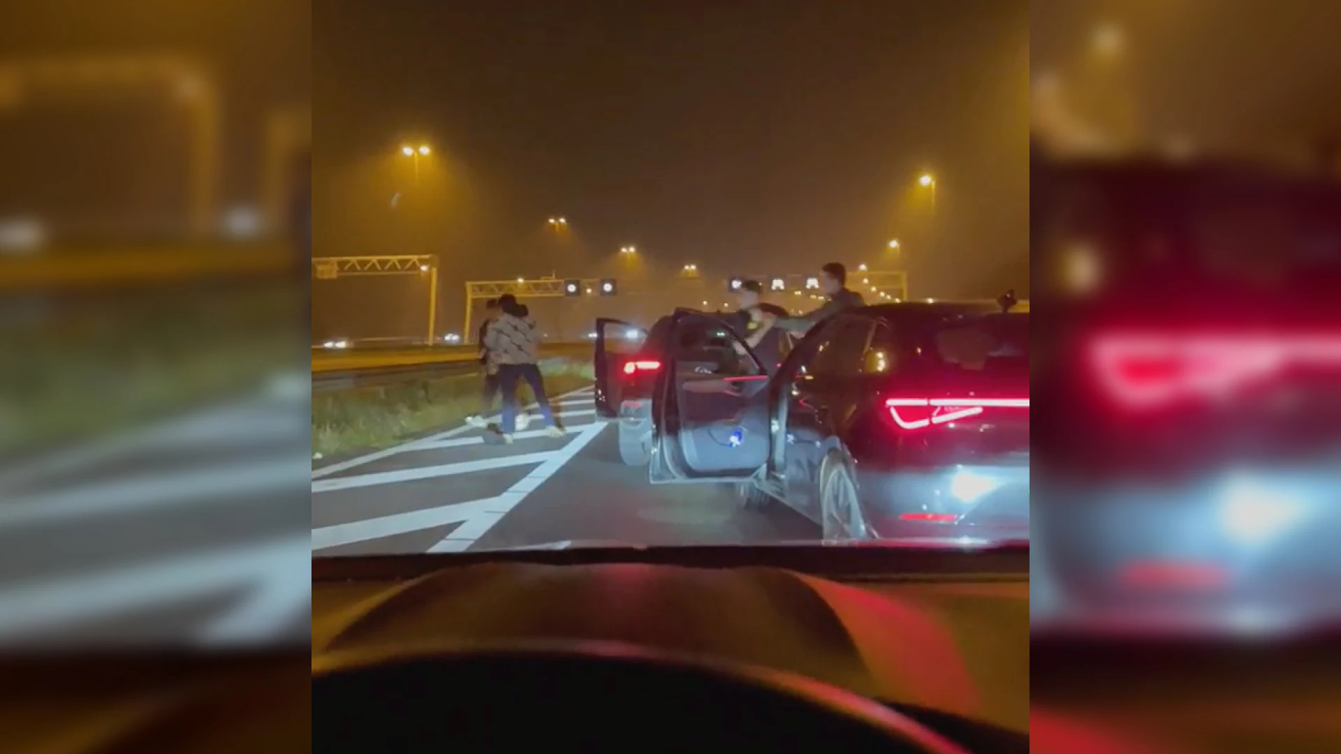 Knokpartij op A4 gefilmd: 'Jongeren wilden elkaar niet laten ritsen'