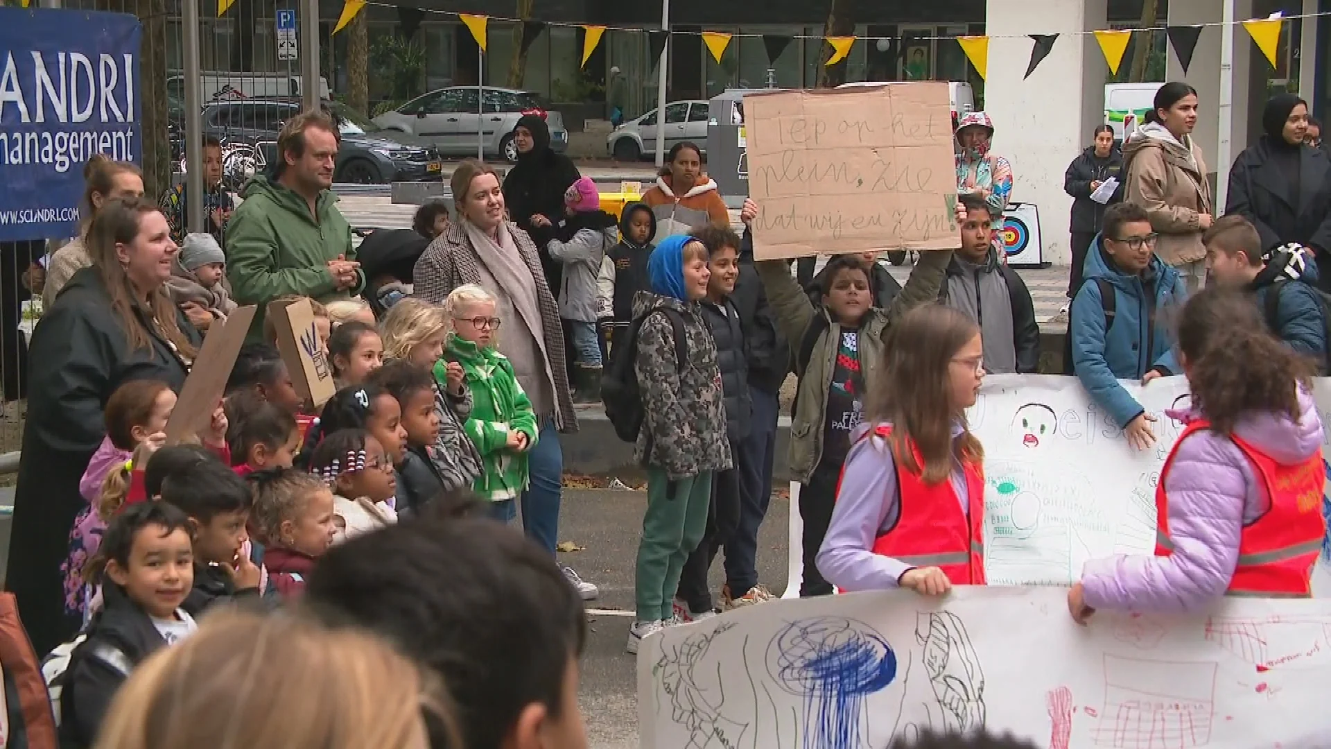 Honderden basisschoolleerlingen komen in actie in Amsterdam: 'Wij willen spelen!'
