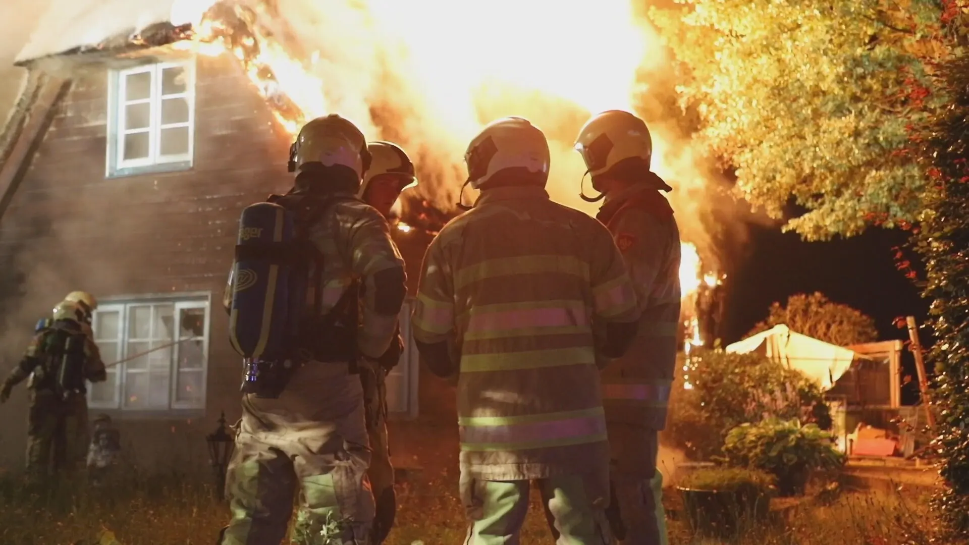 Grote uitslaande brand legt woning met rietenkap Rhenen in de as