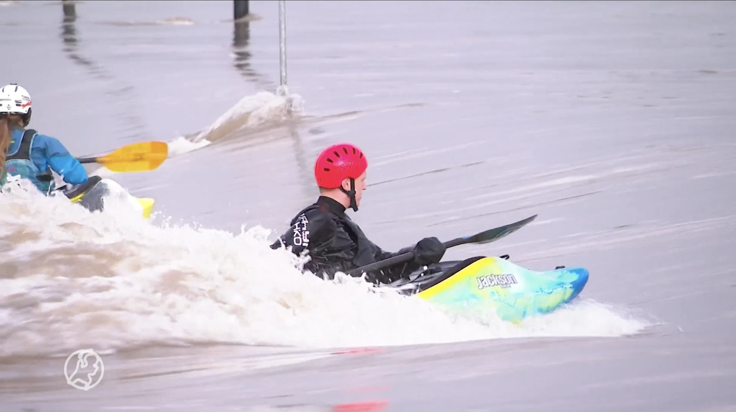 Waalkade bij Nijmegen verandert in kolkende rivier, een zegen voor kajakkers