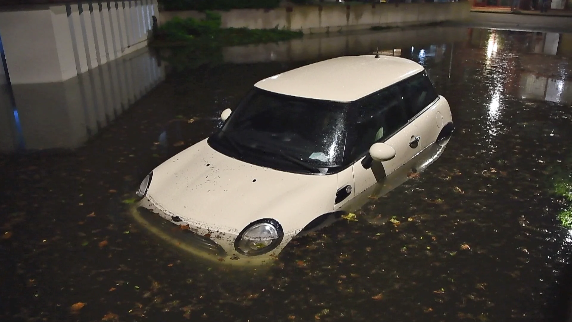 Flinke wateroverlast door regen: ondergelopen kelders en overstroomde riolen