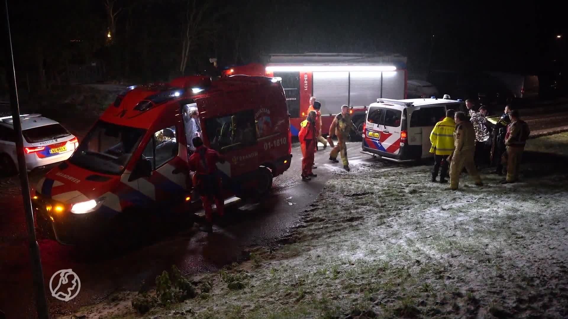 Twee mannen te water nadat werkboot is gezonken in Eelderwolde