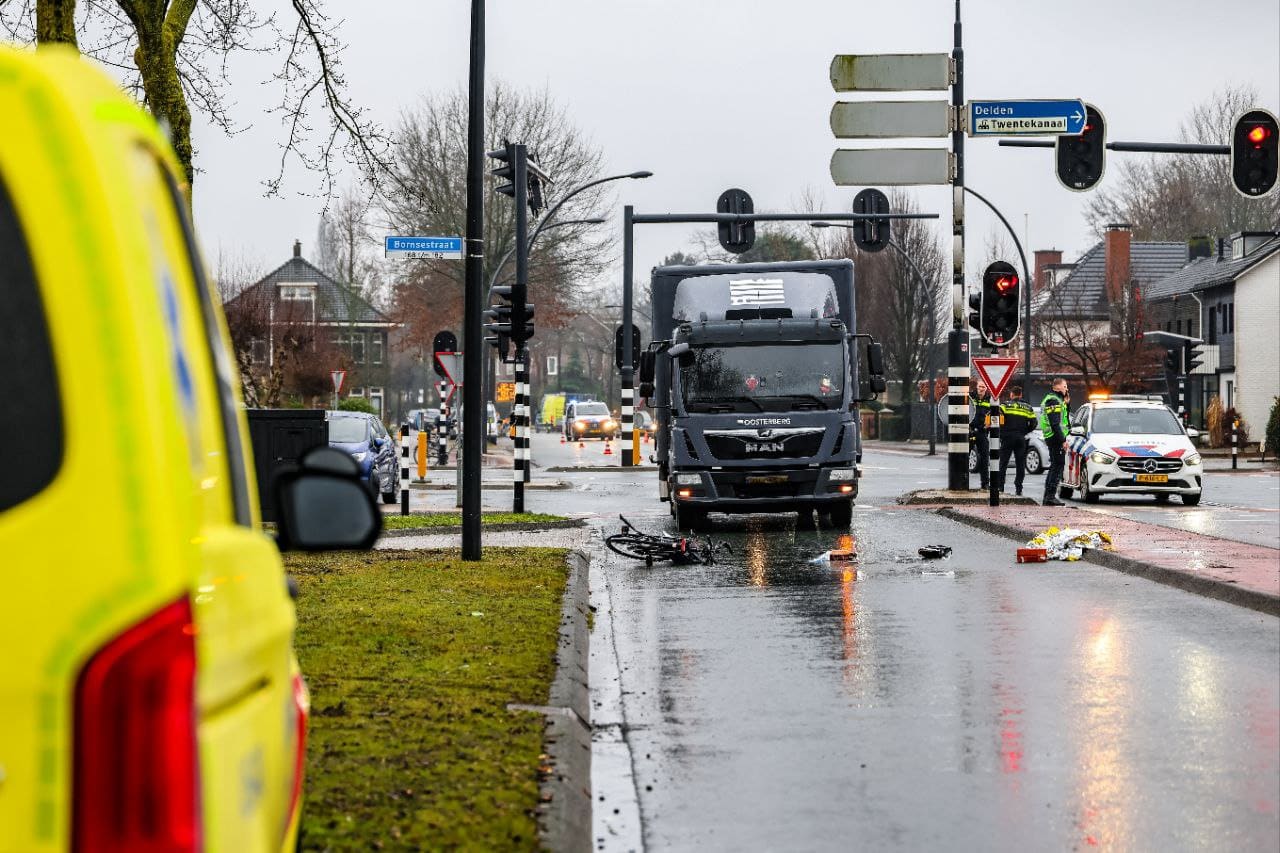 Minderjarig meisje overleden na aanrijding met vrachtwagen in Hengelo