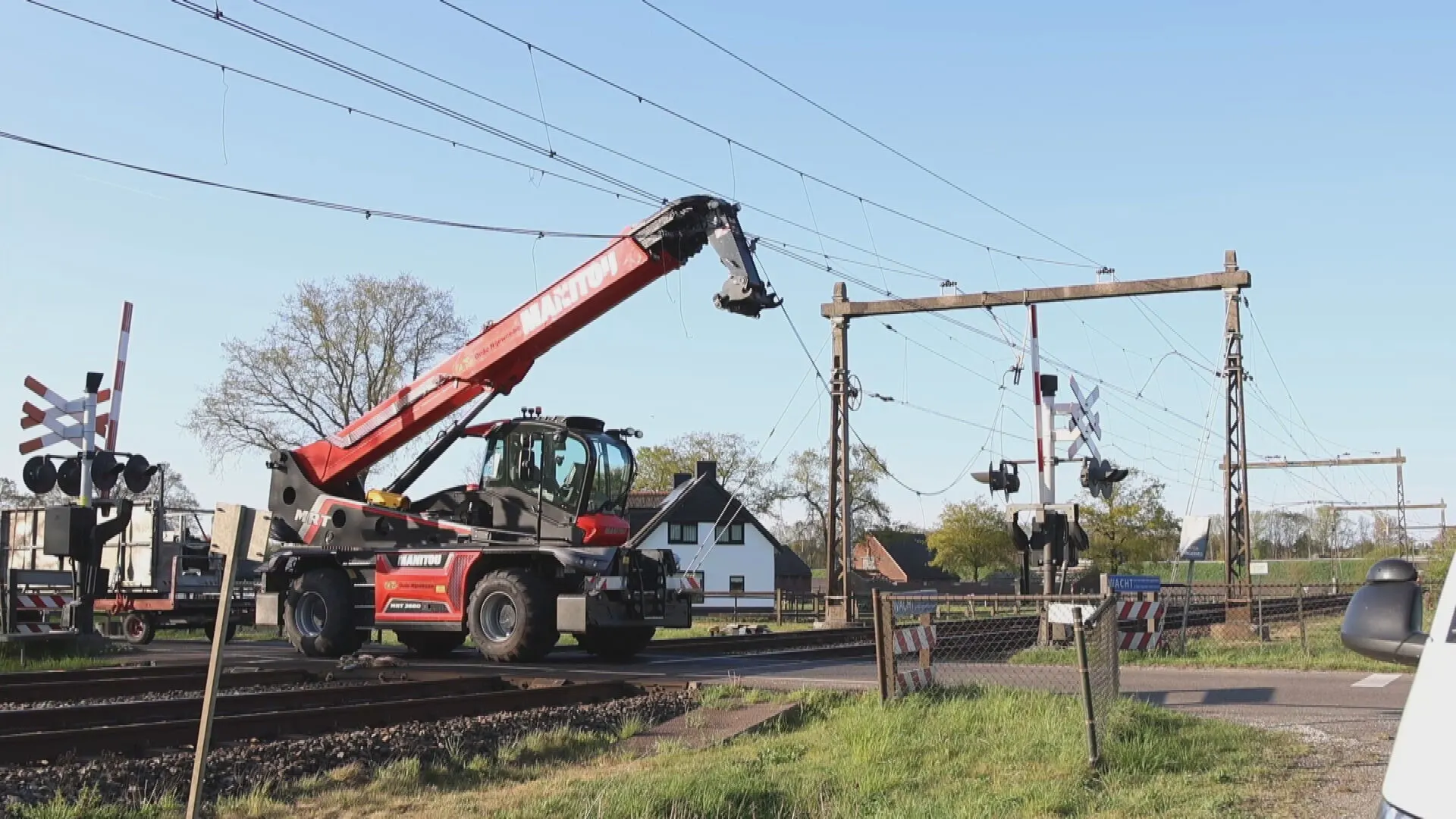 Geen treinen door stukgetrokken bovenleiding bij Wierden