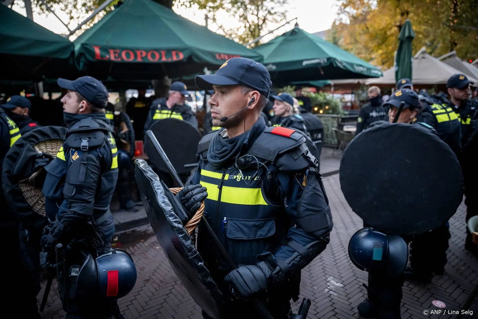 Minister kijkt met vakbond naar extra wapenuitrusting agenten