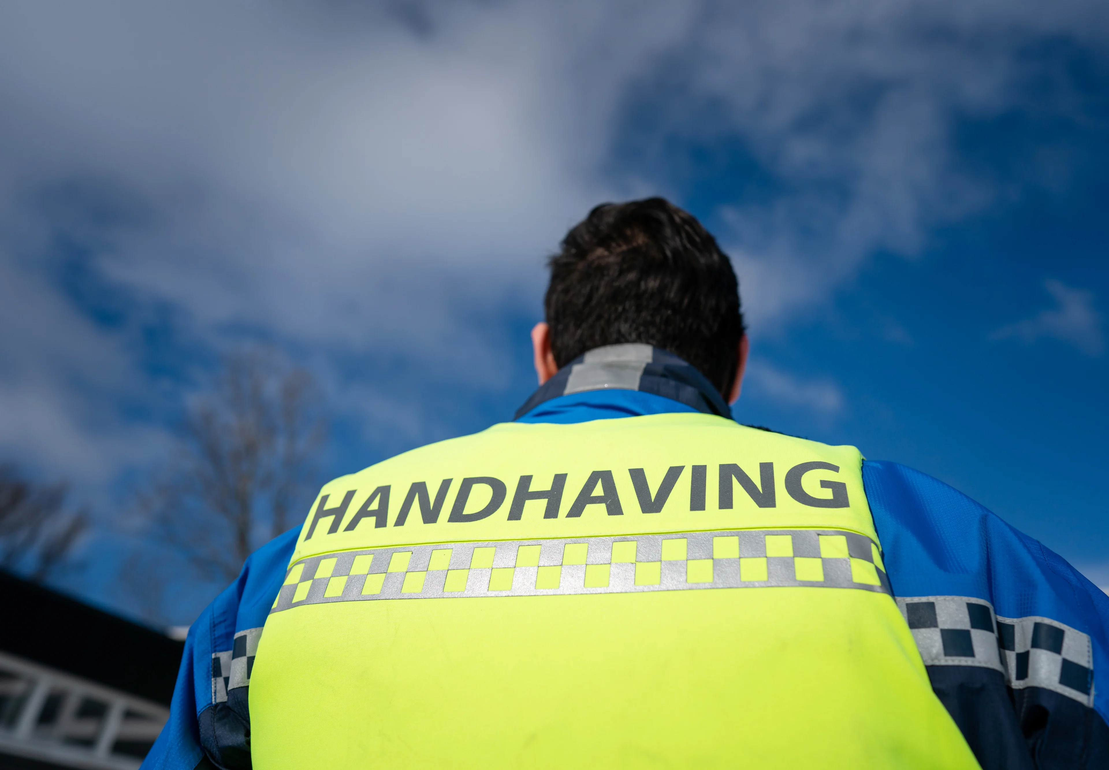 Fietser slaat en bedreigt twee boa's in Hulst om avondklok