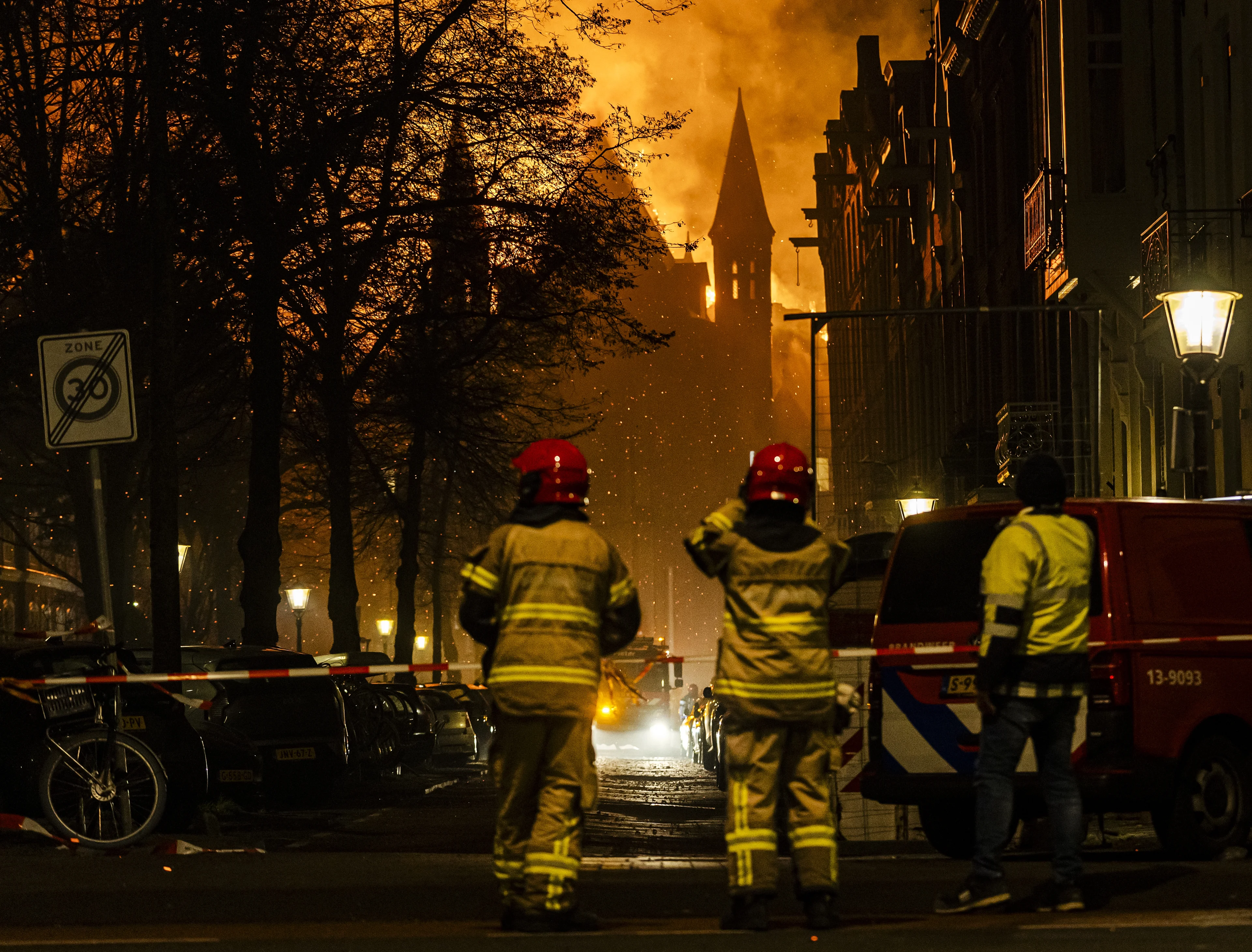 Tientallen huishoudens zonder stroom door blussen brand Vondelkerk