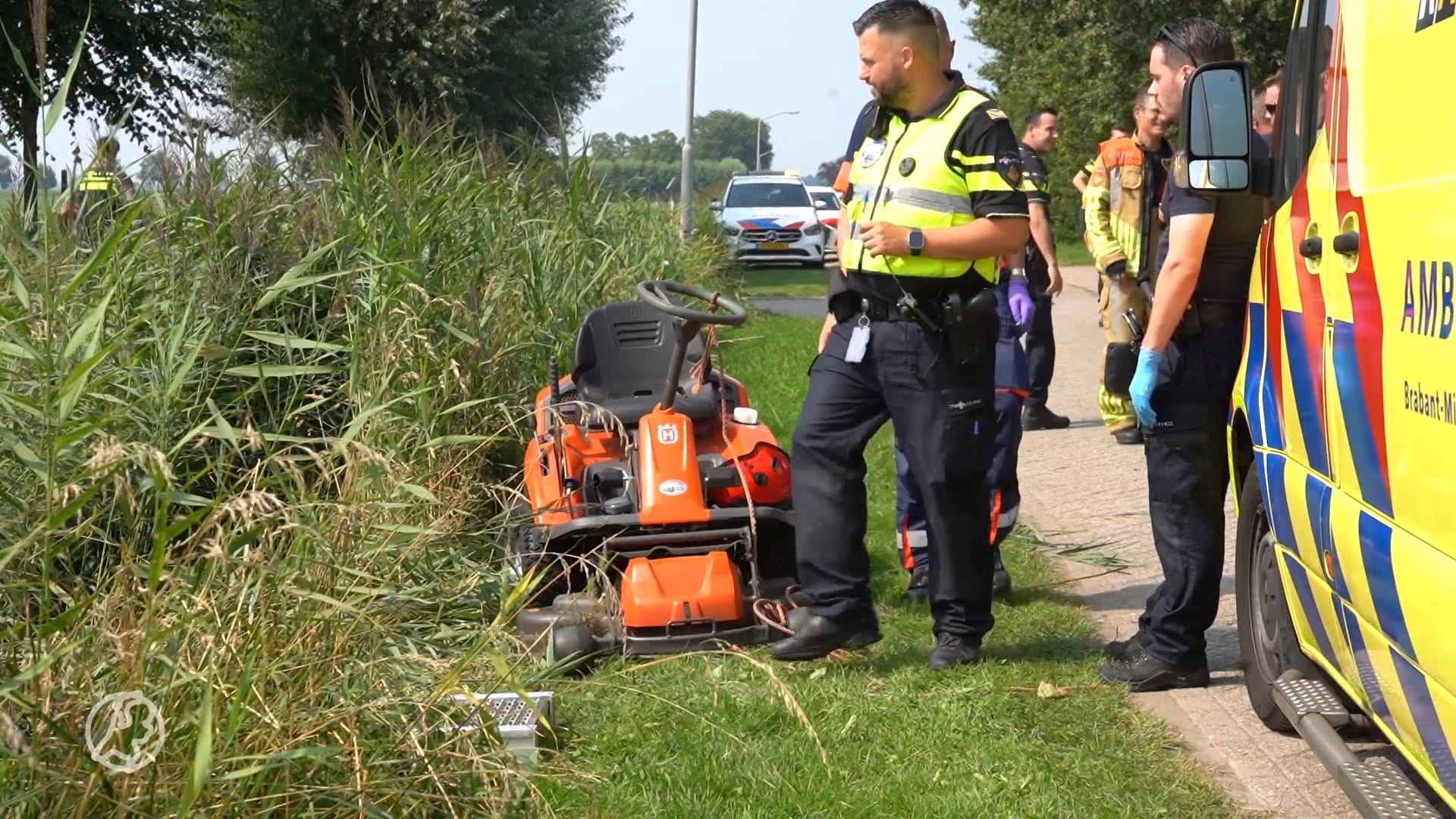 Man komt onder zitmaaier in sloot terecht en raakt gewond