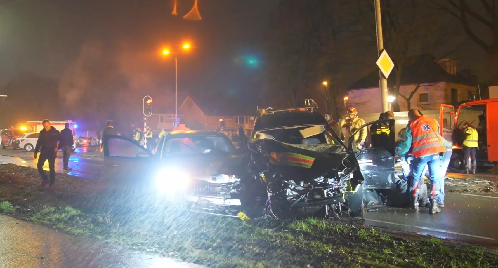 Twee gewonden en flinke ravage na ongeluk Eindhoven 
