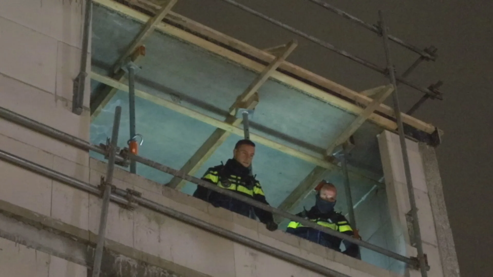 Brandweer redt agenten en inbreker uit pand in aanbouw