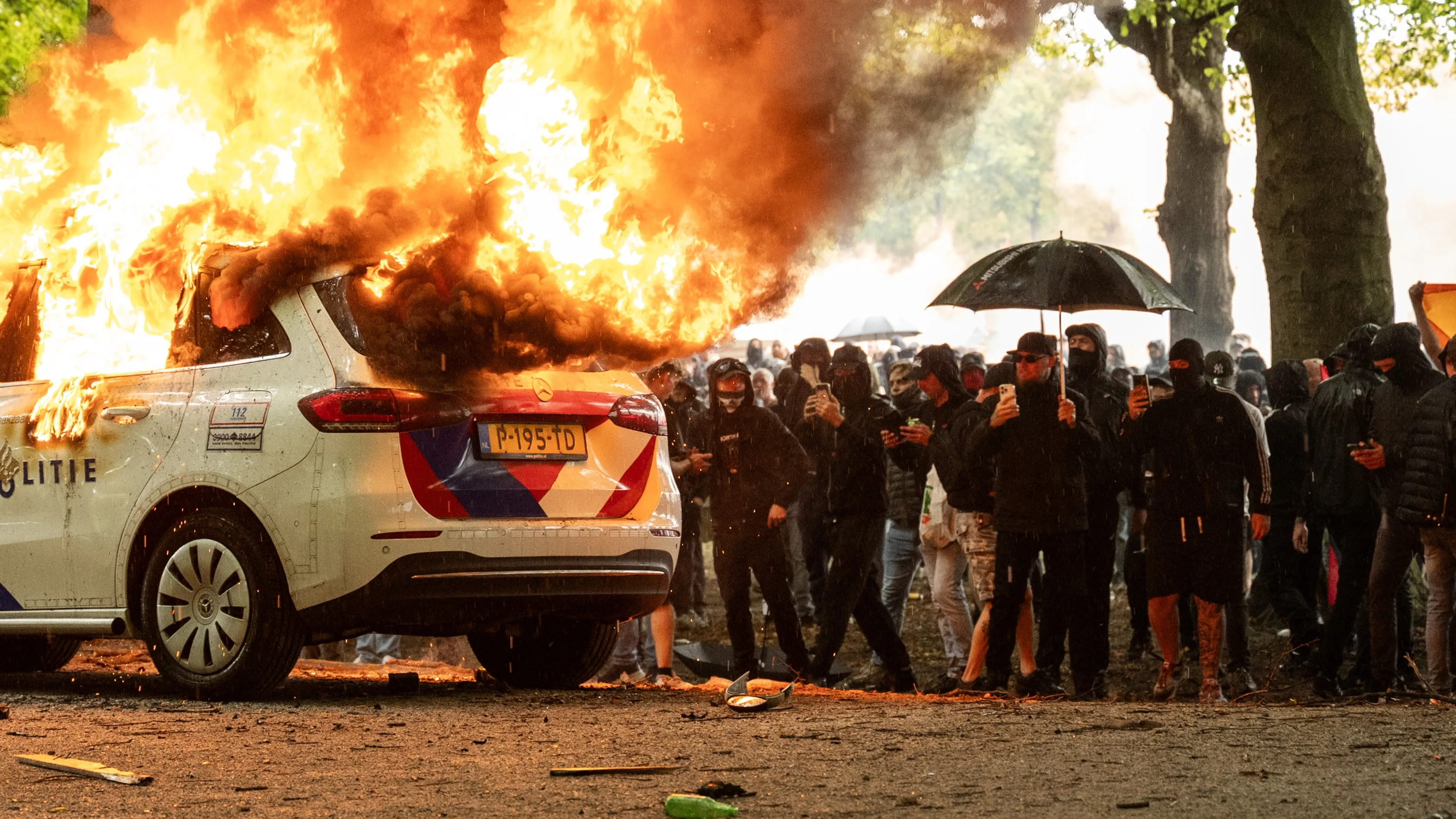Celstraf voor man die vuurwerk in politieauto gooide bij protest Malieveld