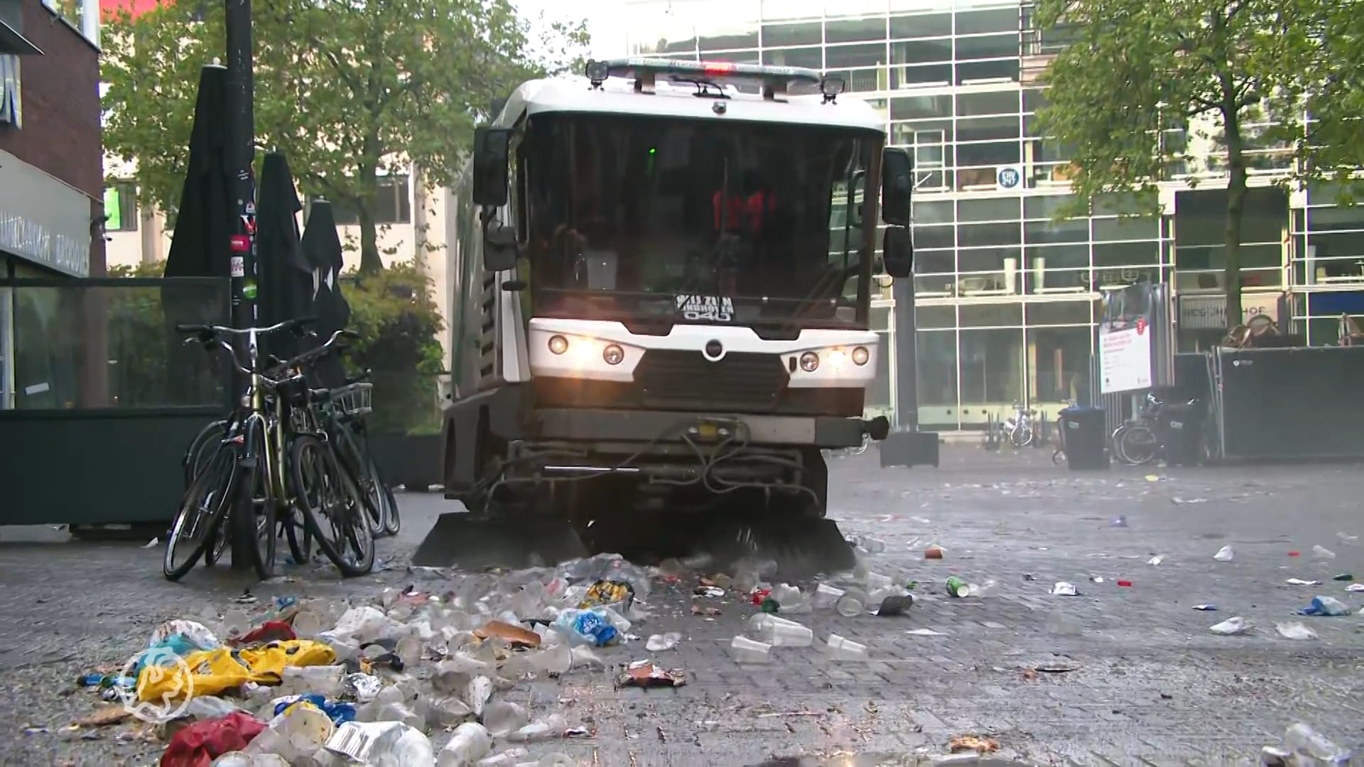 Stadsreinigers maken Eindhoven weer blinkend schoon na PSV-huldiging