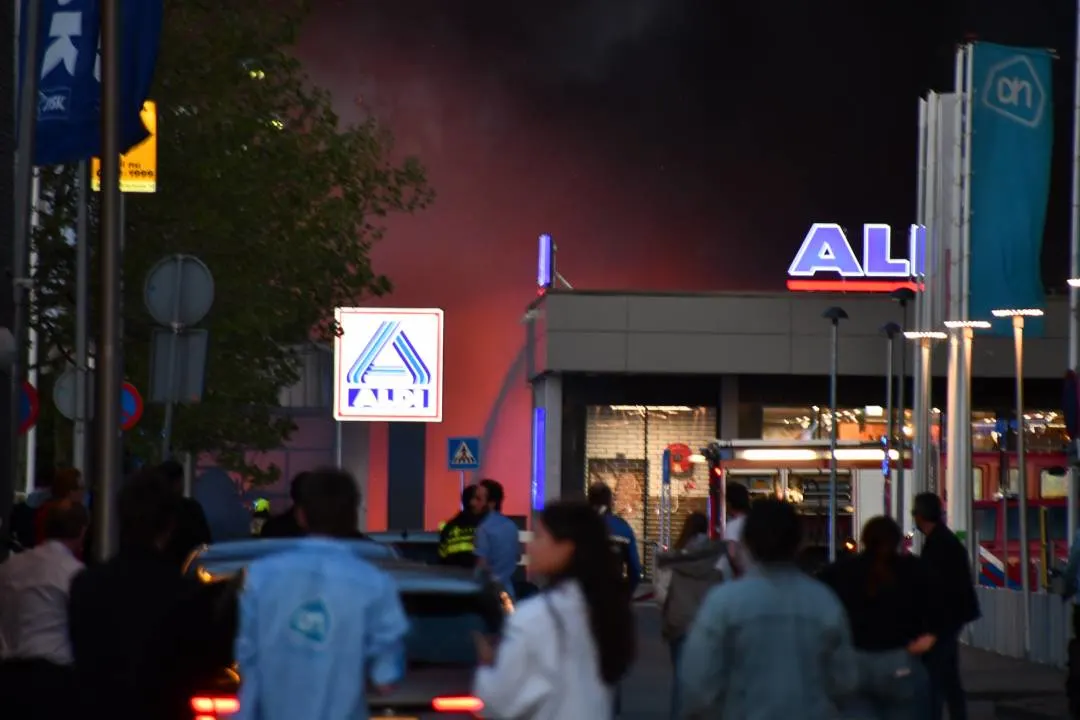 Uitslaande brand in Zeeuws autobedrijf, NL-Alert verstuurd naar omwonenden