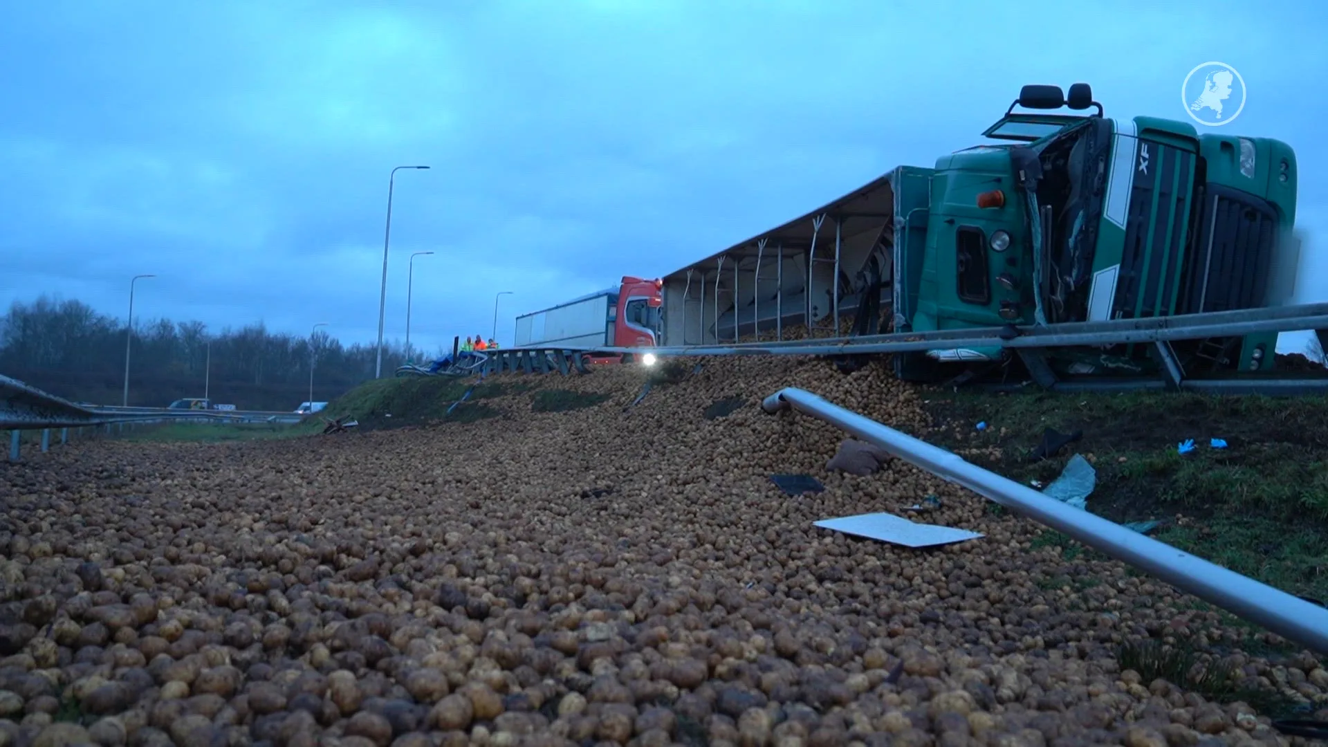 Vrachtwagen met aardappels gekanteld op A1 bij Beekbergen
