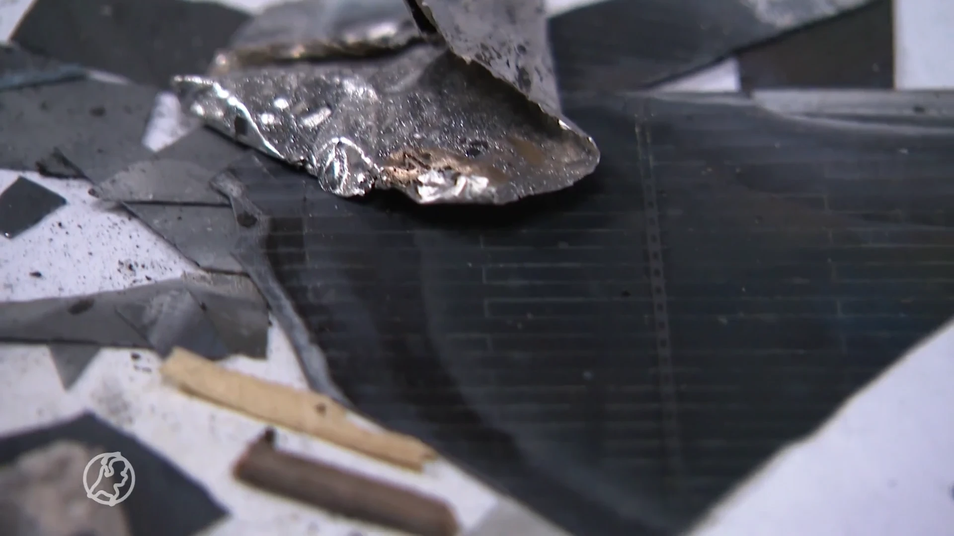 Grote brand in Friesland zorgt voor vlijmscherpe stukjes zonnepaneel in wijde omgeving