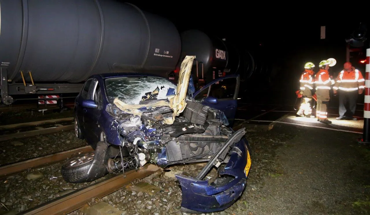 Bestuurder ontsnapt aan dood bij aanrijding tussen trein en auto in Boxtel