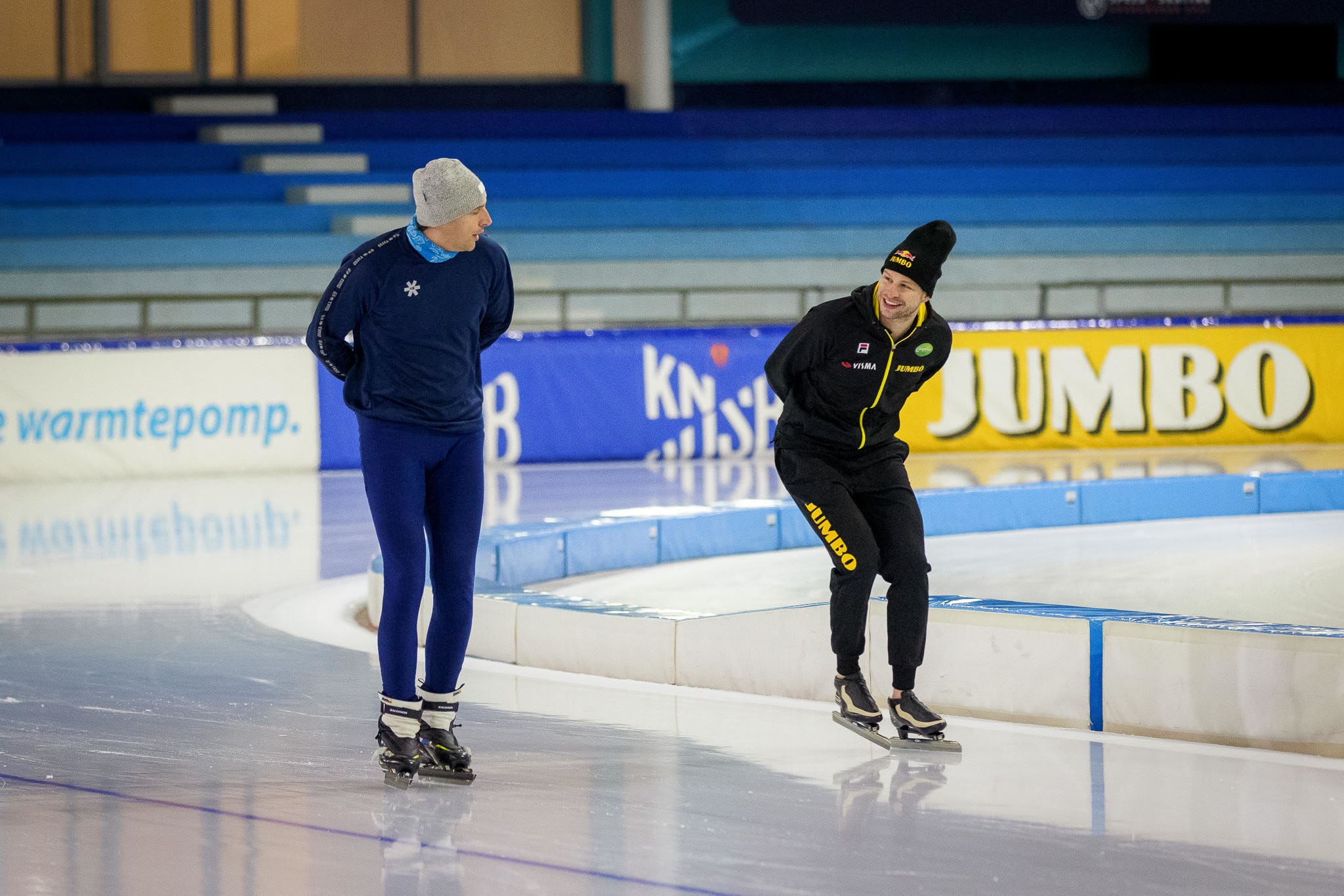 Minister Hoekstra rijdt scheve schaats in gesloten Thialf: 'Wij willen ook wel sporten'